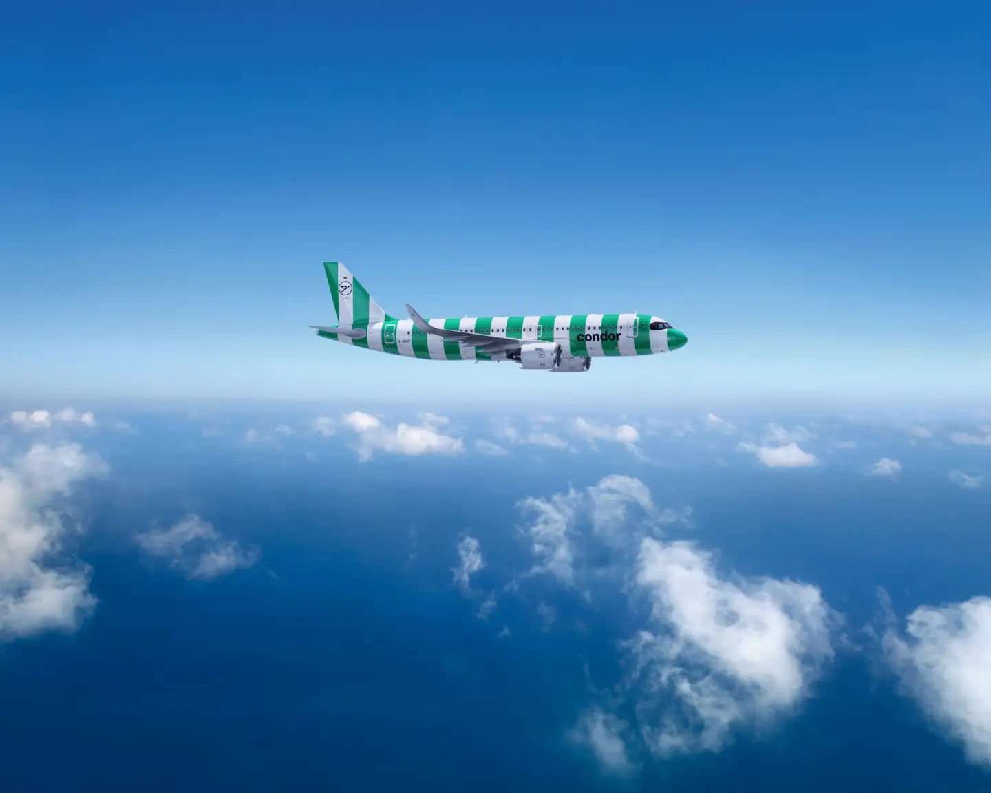 Condor Airbus A320neo v zelené pruhované barvě na jasné obloze