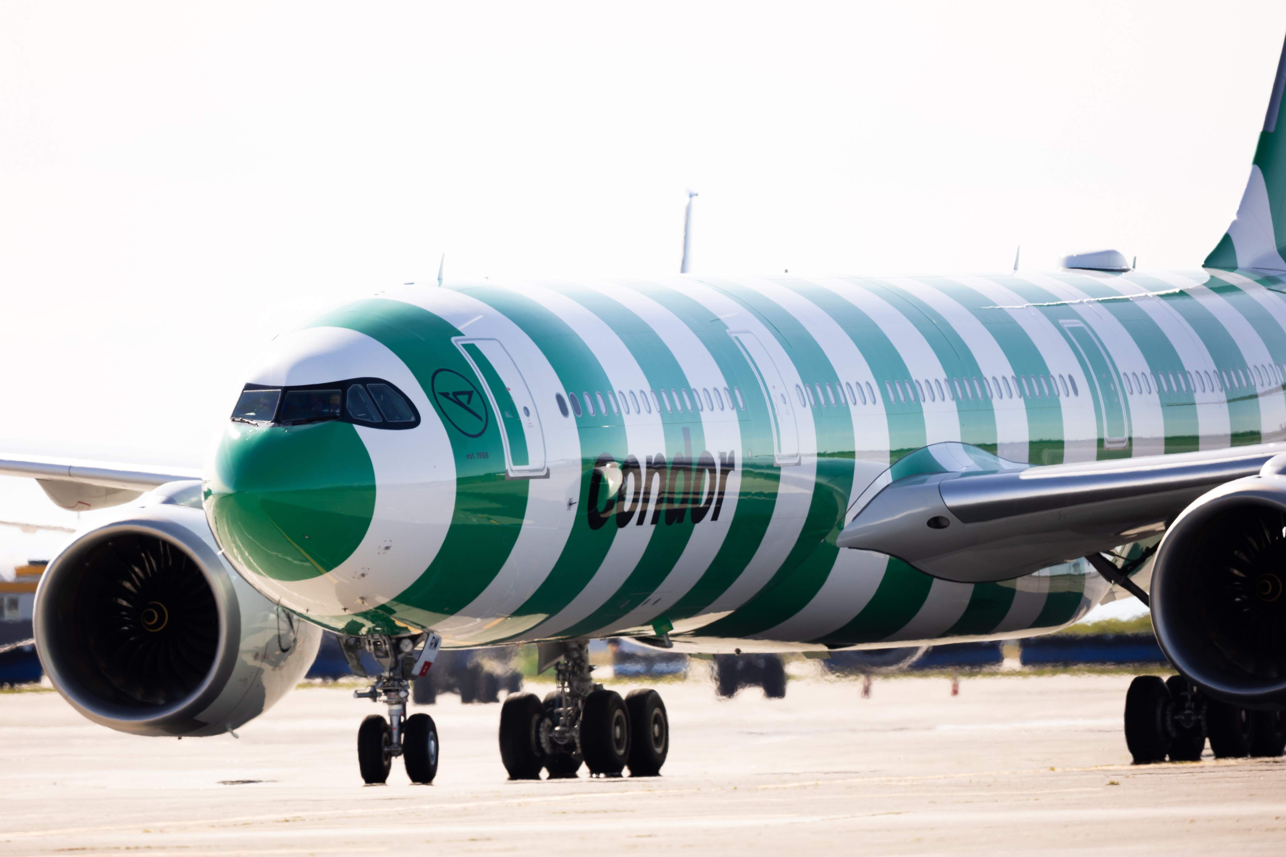 Az Airbus A330neo a kifutópályán a vancouveri repülőtéren.