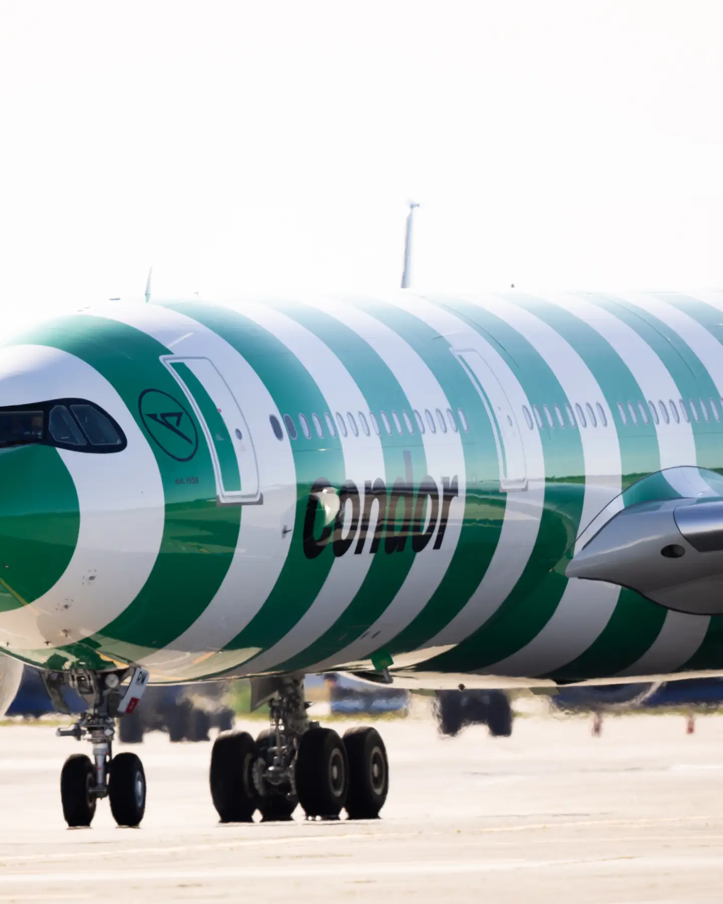 Az Airbus A330neo a kifutópályán a vancouveri repülőtéren.