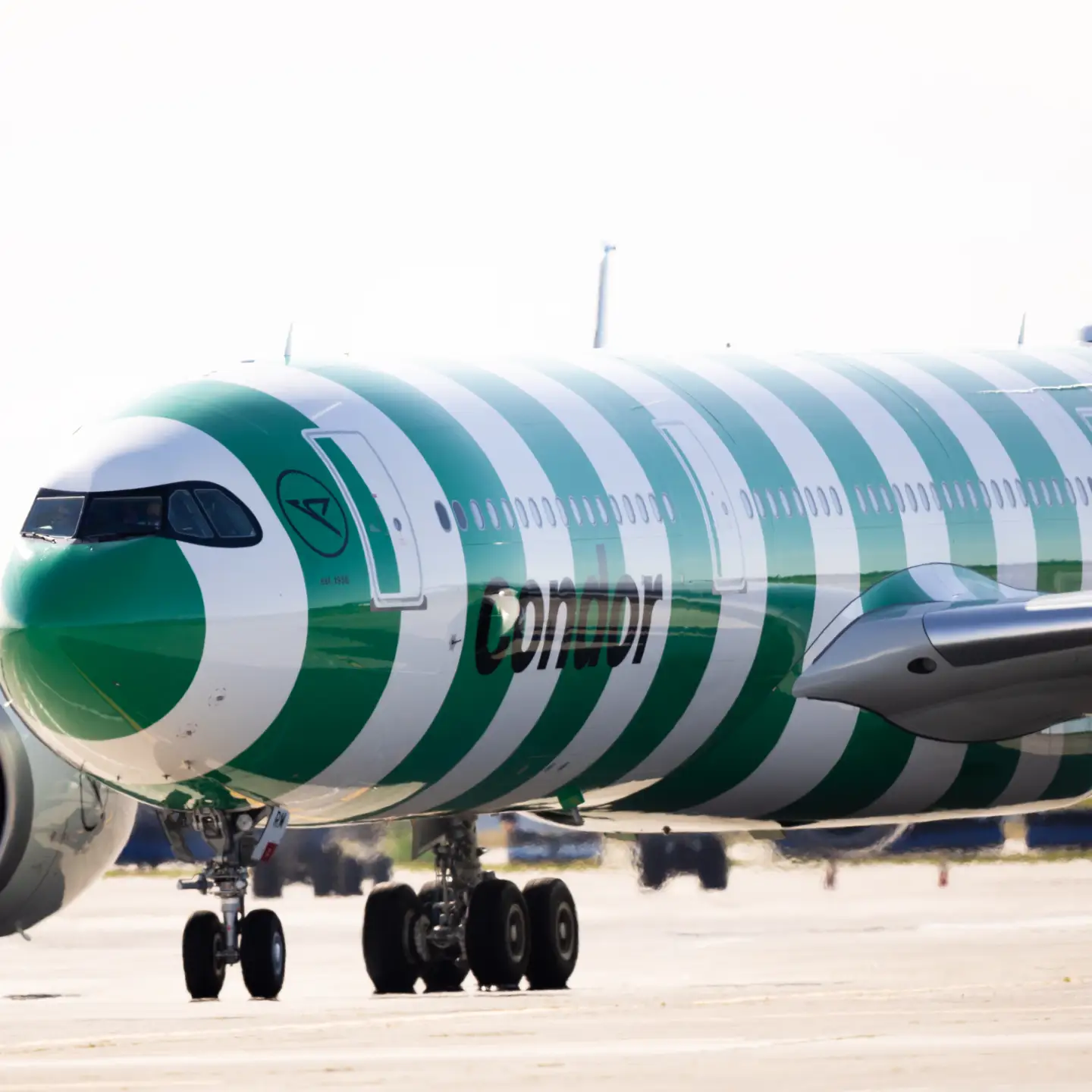 Az Airbus A330neo a kifutópályán a vancouveri repülőtéren.