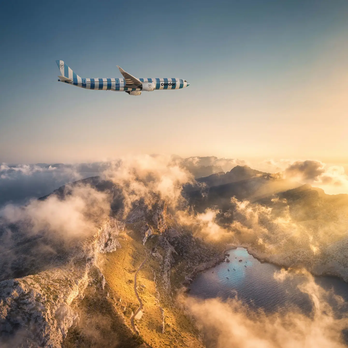 Un Airbus A330neo sobrevolando una escarpada cordillera, con el sol, el cielo azul y algunas nubes al fondo.