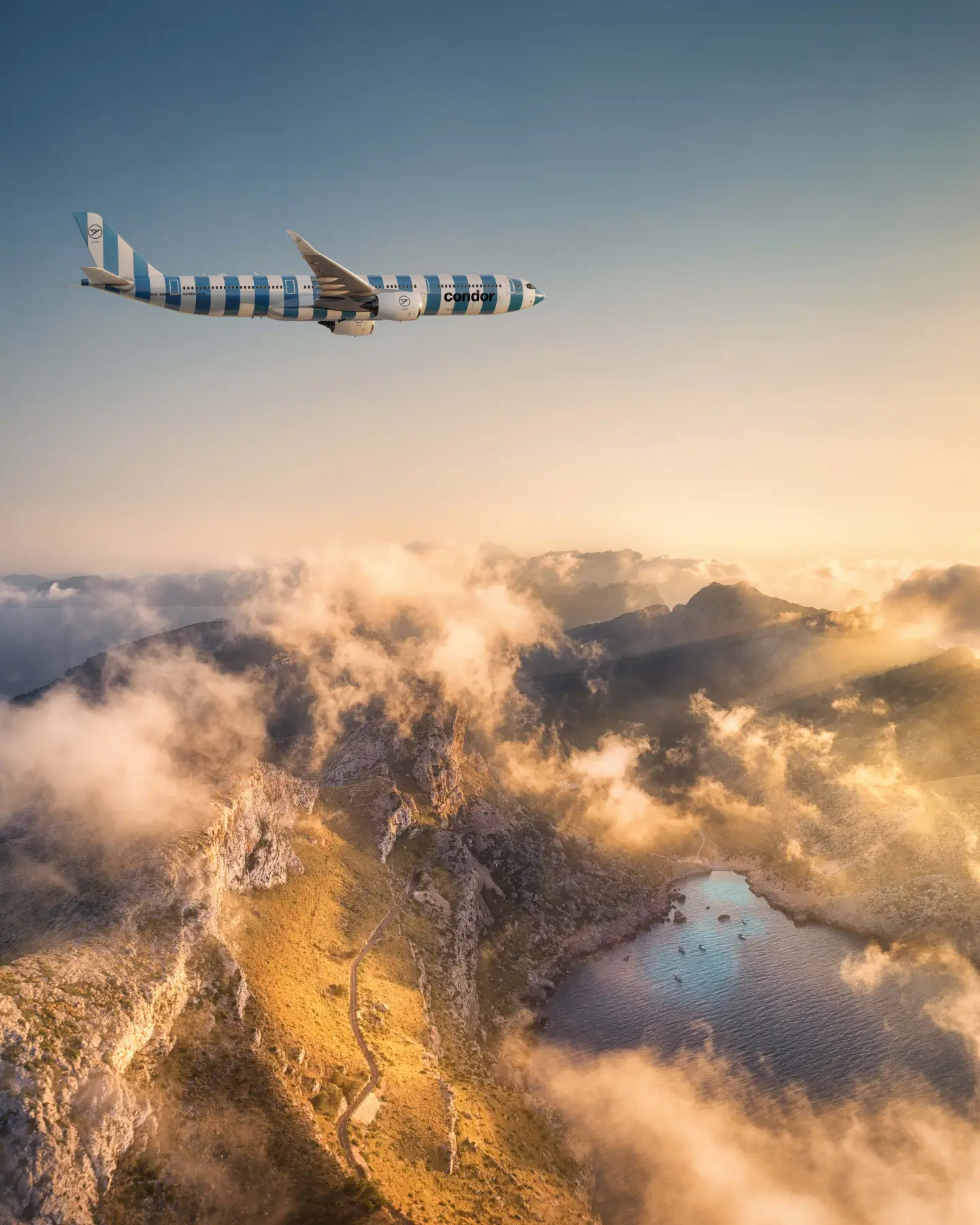 Airbus A330neo letící nad členitým pohořím, se sluncem, modrou oblohou a několika mraky v pozadí.