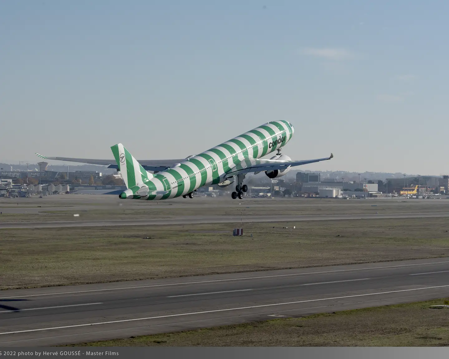 El A330neo de Condor con rayas verdes despegando, parte de la serie de esquemas de pintura «Island» inspirada en la naturaleza.