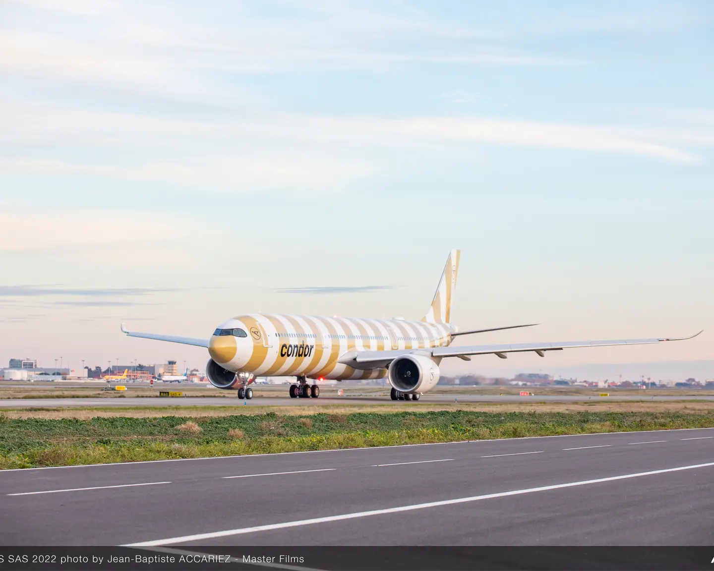 Un A330neo de Condor en color arena rueda por la pista.