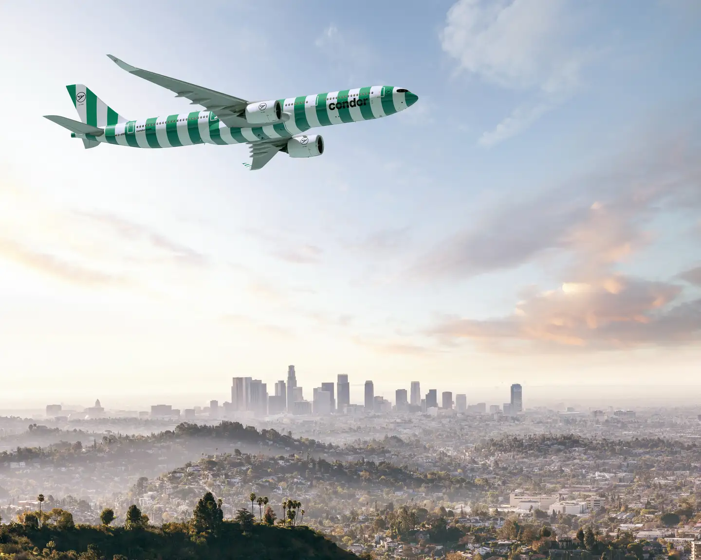 Vista de pájaro de la ciudad de Los Ángeles. En primer plano, un Condor A330neo en el color Island.
