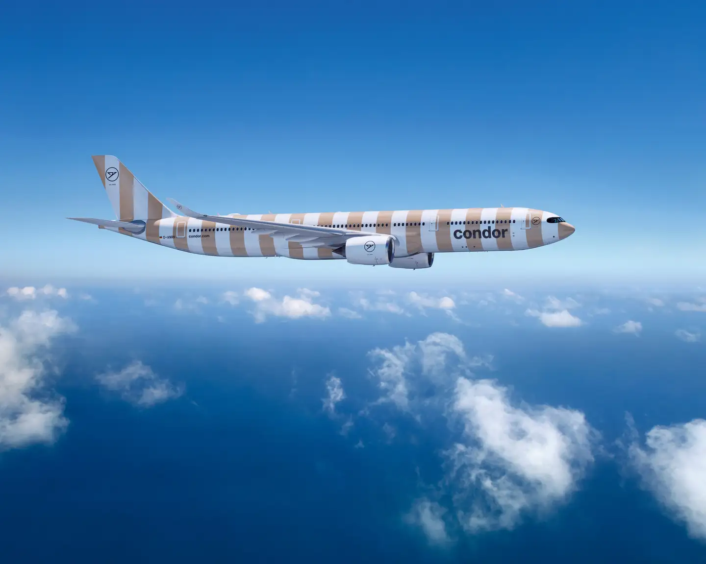 Un avión A330 Neo de Condor con rayas de color arena volando en un cielo azul, con algunas nubes blancas al fondo.