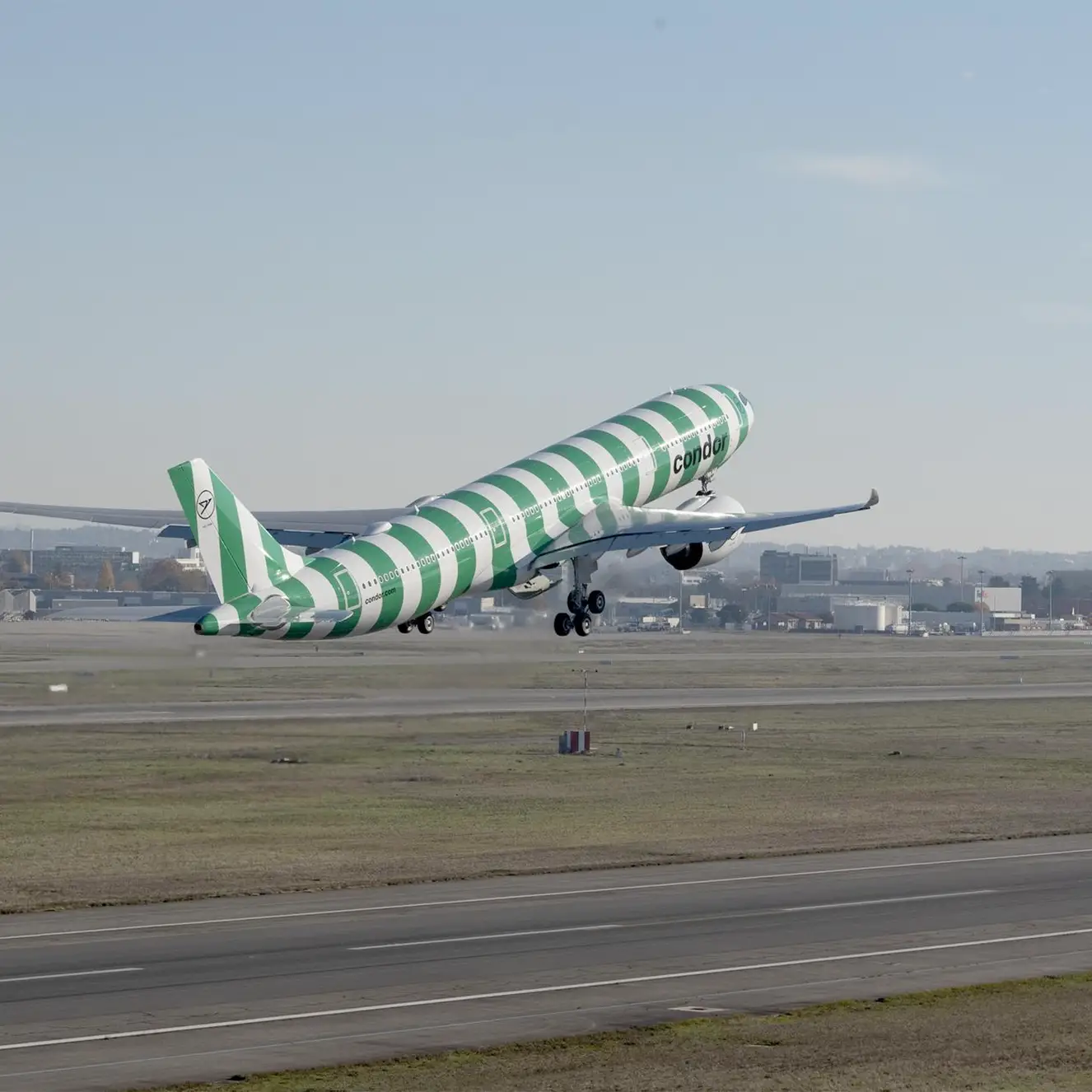 Airbus A330neo v zelenobílých STRIPES při vzletu