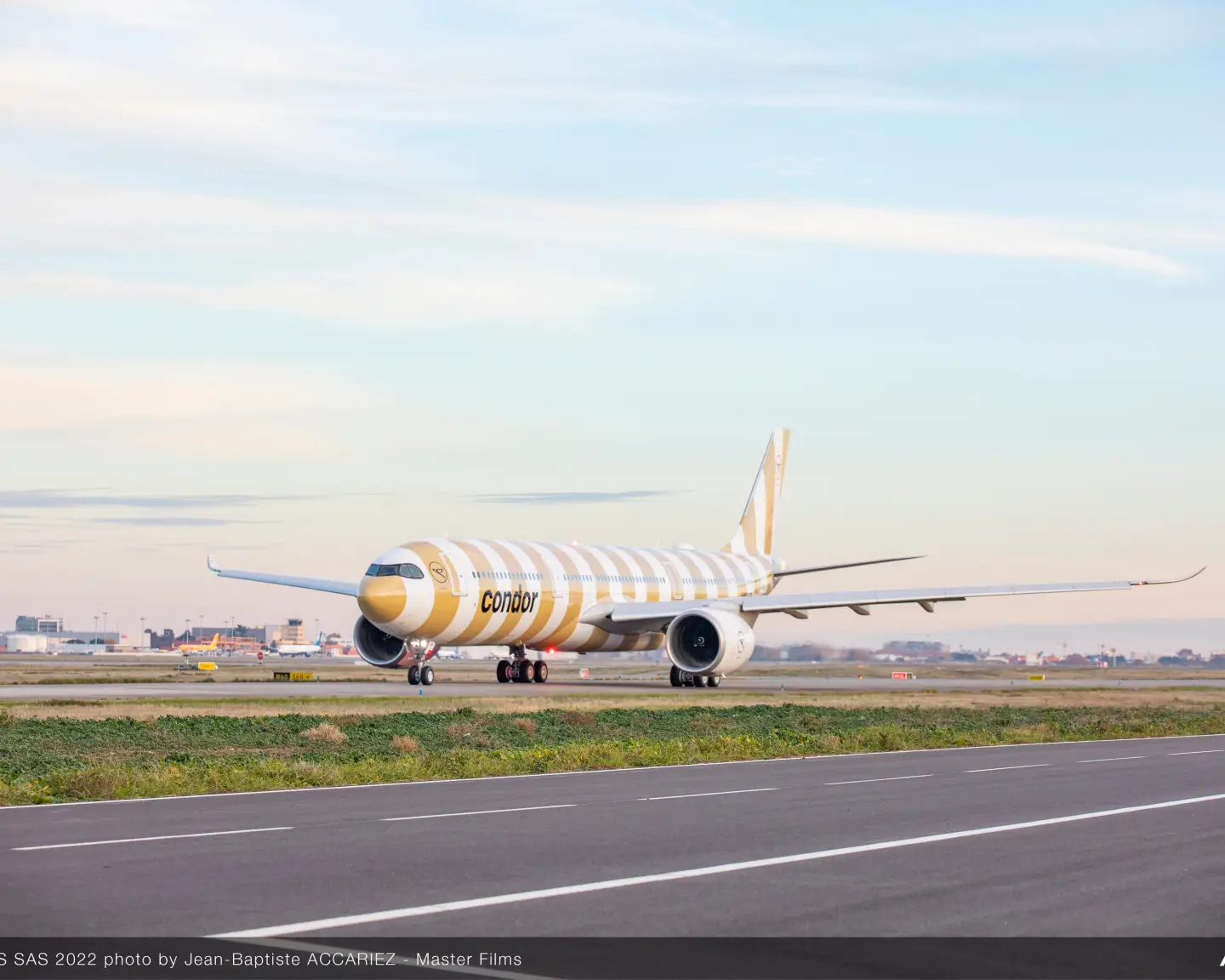 Een Condor A330neo in zandkleur rolt de startbaan op.
