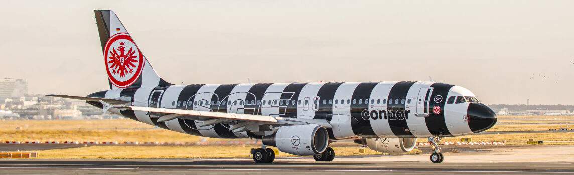 Condor Airbus A321 mit schwarz-weißer Eintracht Frankfurt Sonderlackierung auf dem Rollfeld.