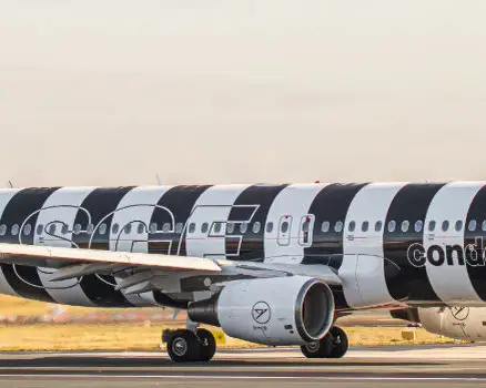 Condor Airbus A321 mit schwarz-weißer Eintracht Frankfurt Sonderlackierung auf dem Rollfeld.