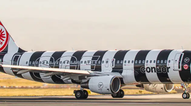 Condor Airbus A321 mit schwarz-weißer Eintracht Frankfurt Sonderlackierung auf dem Rollfeld.