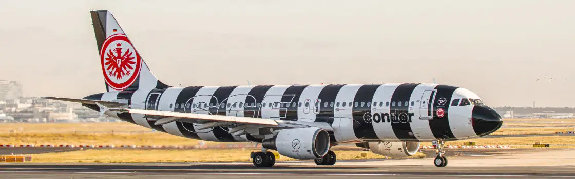Condor Airbus A321 mit schwarz-weißer Eintracht Frankfurt Sonderlackierung auf dem Rollfeld.