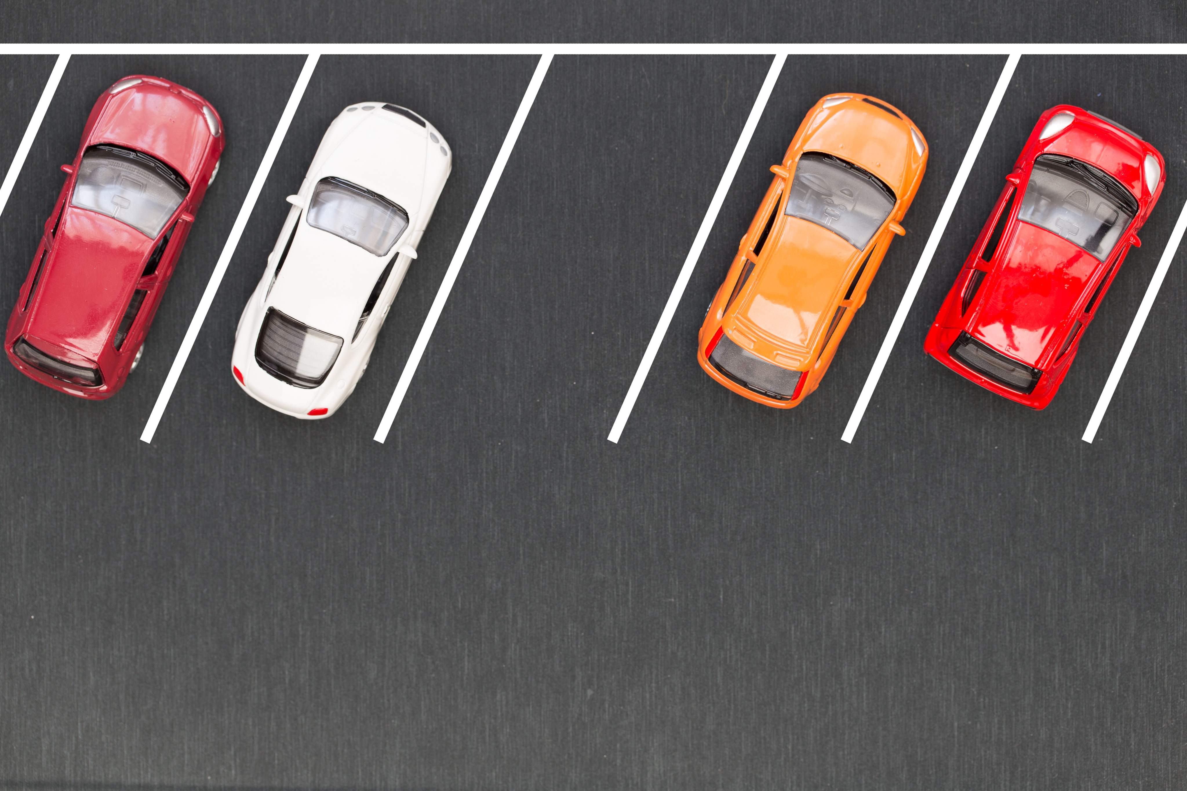 Vista aérea de un estacionamiento con autos.