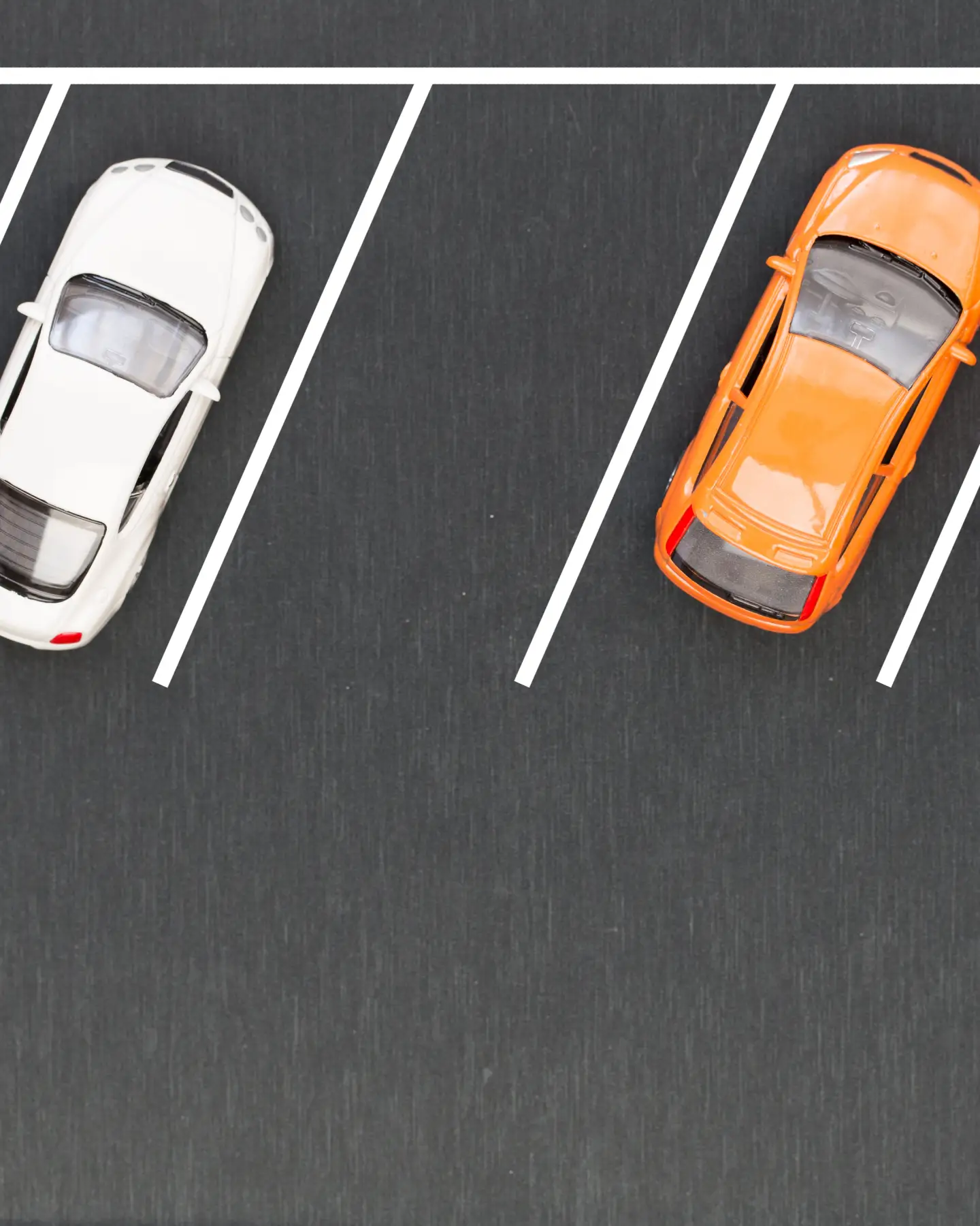 Vista aérea de un estacionamiento con autos.