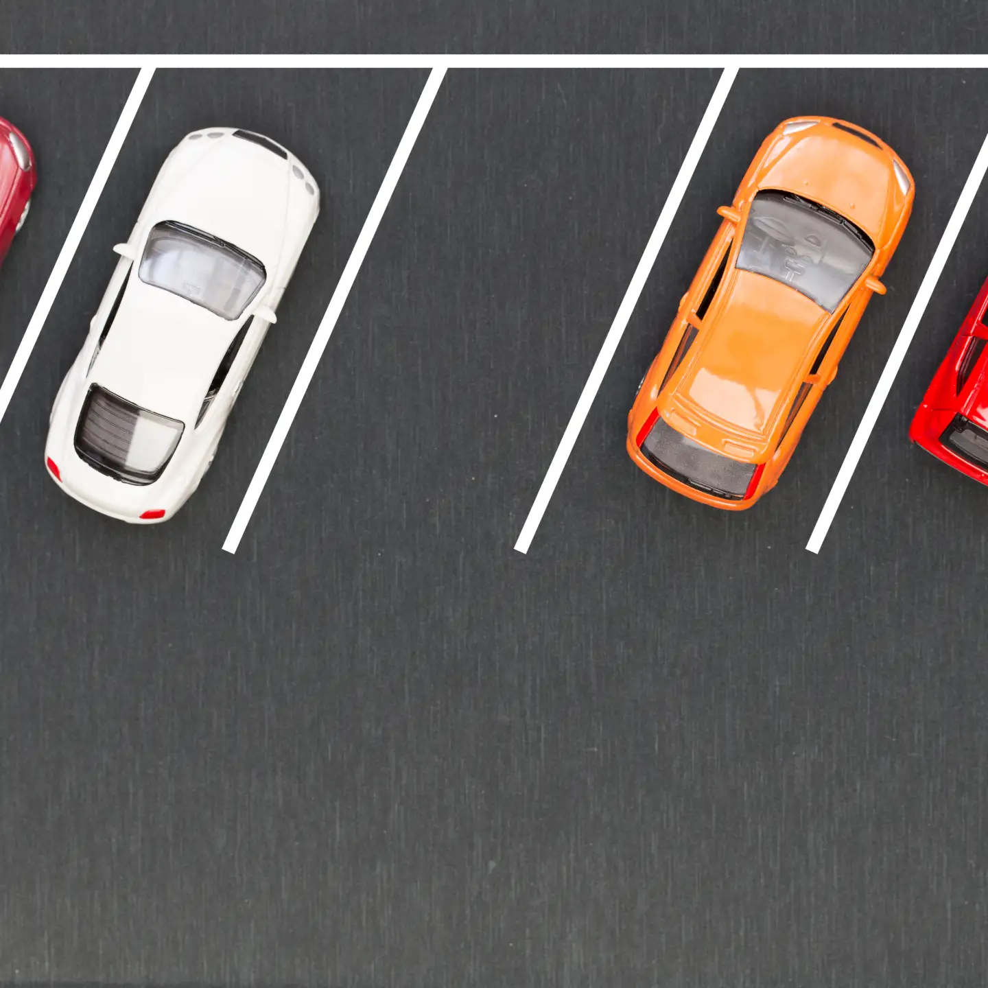 Vista aérea de un estacionamiento con autos.