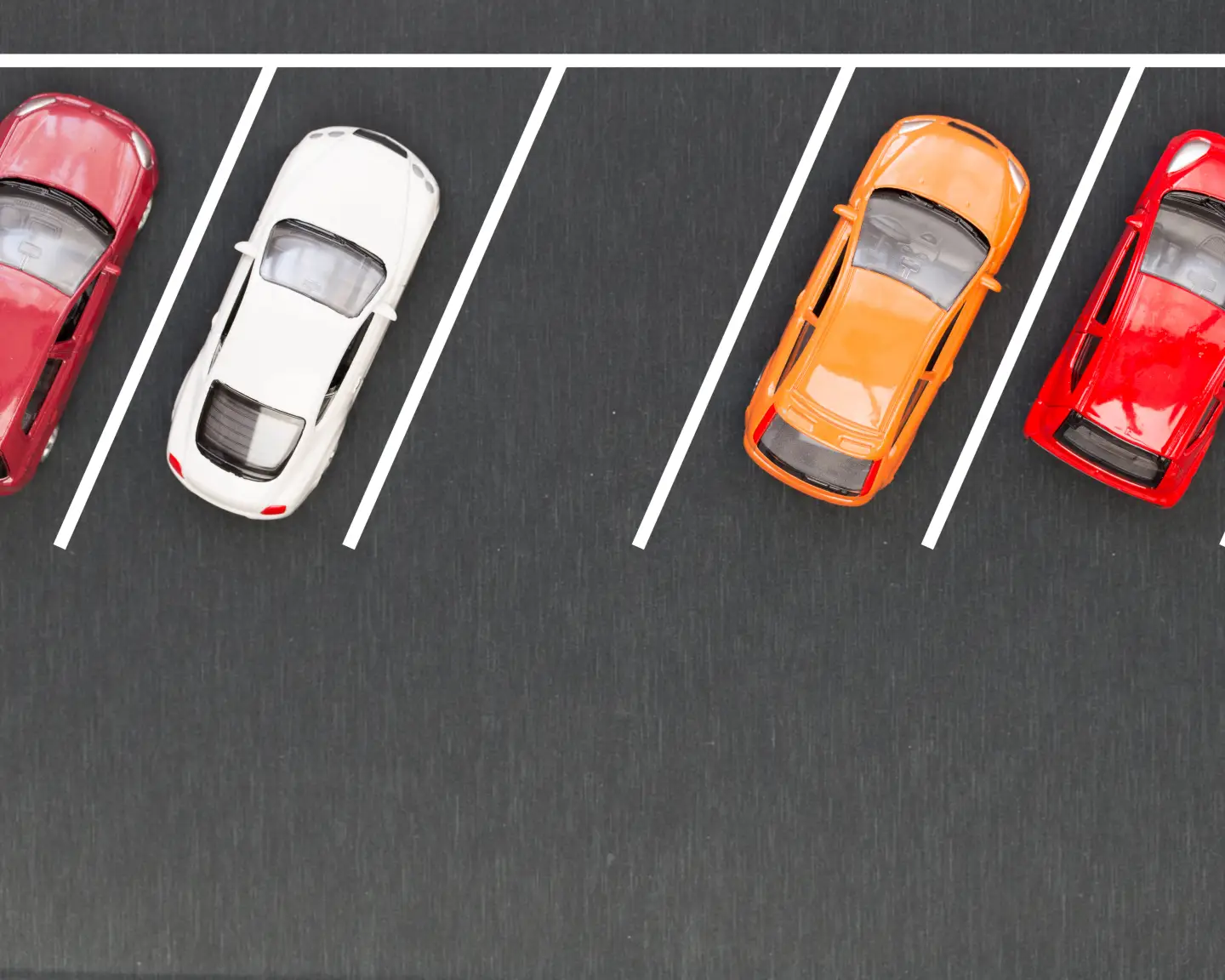 Vue aérienne d'un parking avec des voitures.