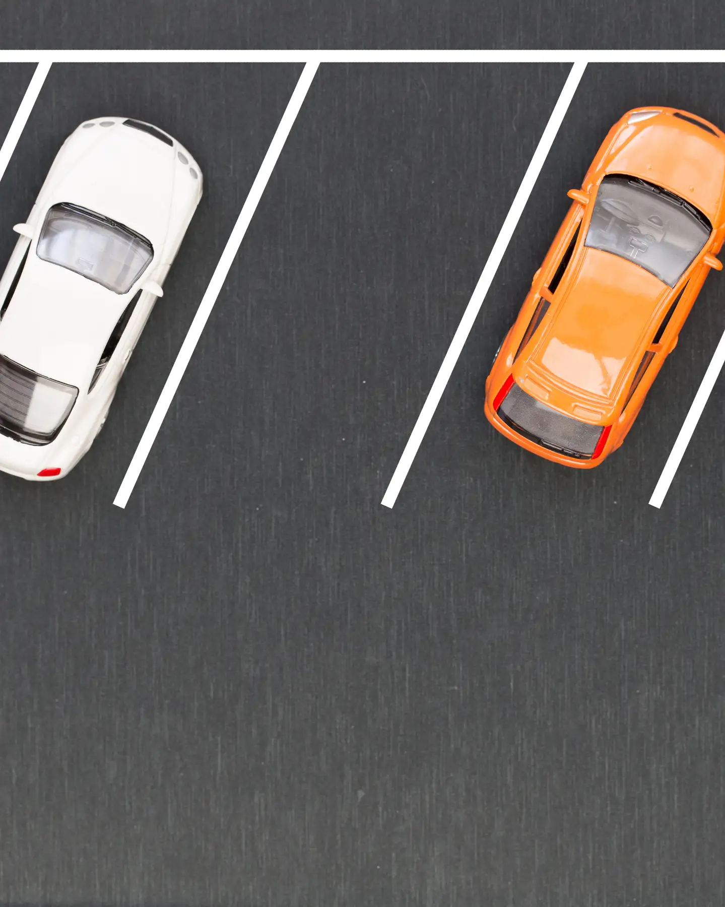 Vista aérea de un aparcamiento con coches.