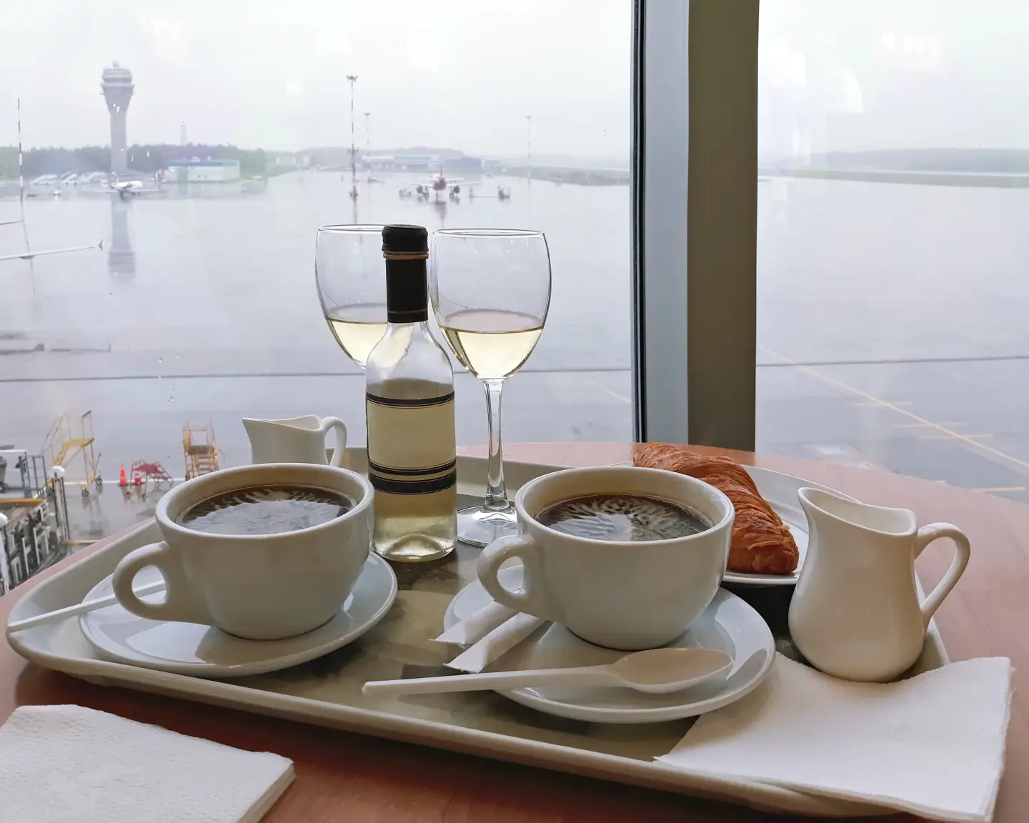Vin et café dans un salon d’aéroport