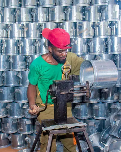 In de heuvels van Nyamira County gebruikt een man een lokaal geproduceerd, energiezuinig kooktoestel om de CO₂-uitstoot te verminderen, bossen te beschermen en nieuwe inkomstenmogelijkheden te creëren. Dit is een van de projecten die door myclimate en Condor worden ondersteund.