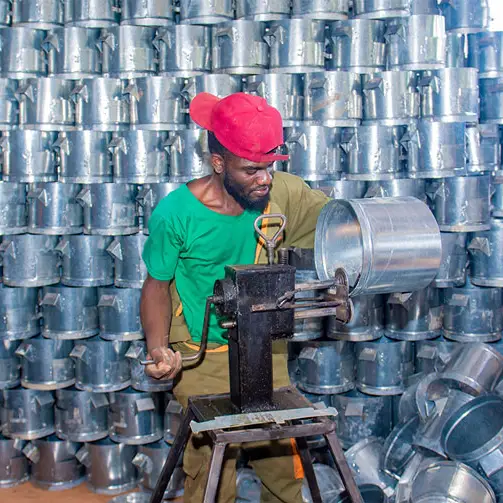 In de heuvels van Nyamira County gebruikt een man een lokaal geproduceerd, energiezuinig kooktoestel om de CO₂-uitstoot te verminderen, bossen te beschermen en nieuwe inkomstenmogelijkheden te creëren. Dit is een van de projecten die door myclimate en Condor worden ondersteund.