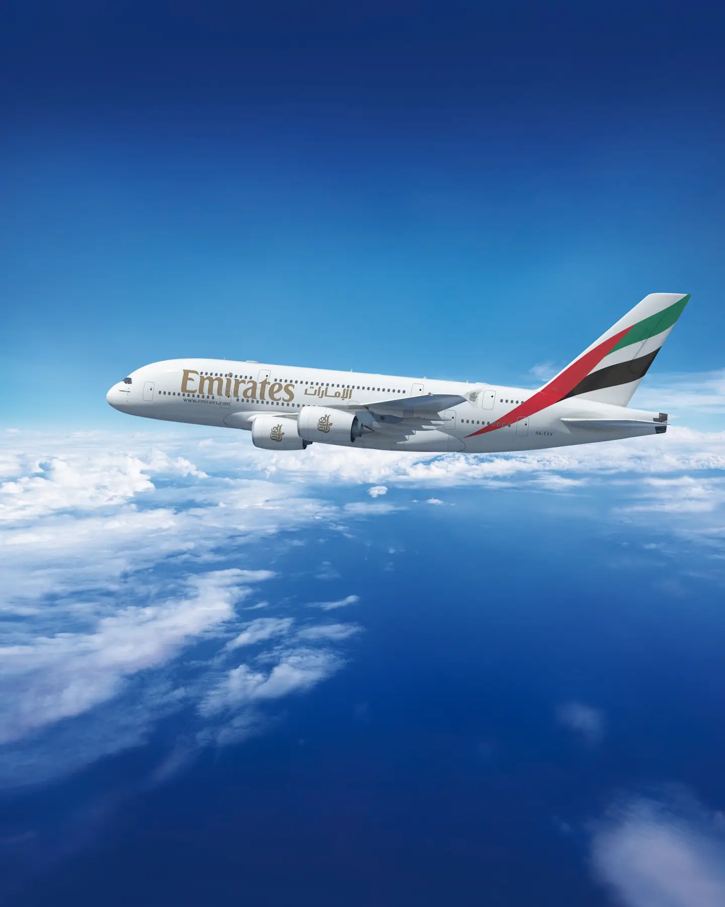 Un avion d'Emirates volant dans un ciel bleu