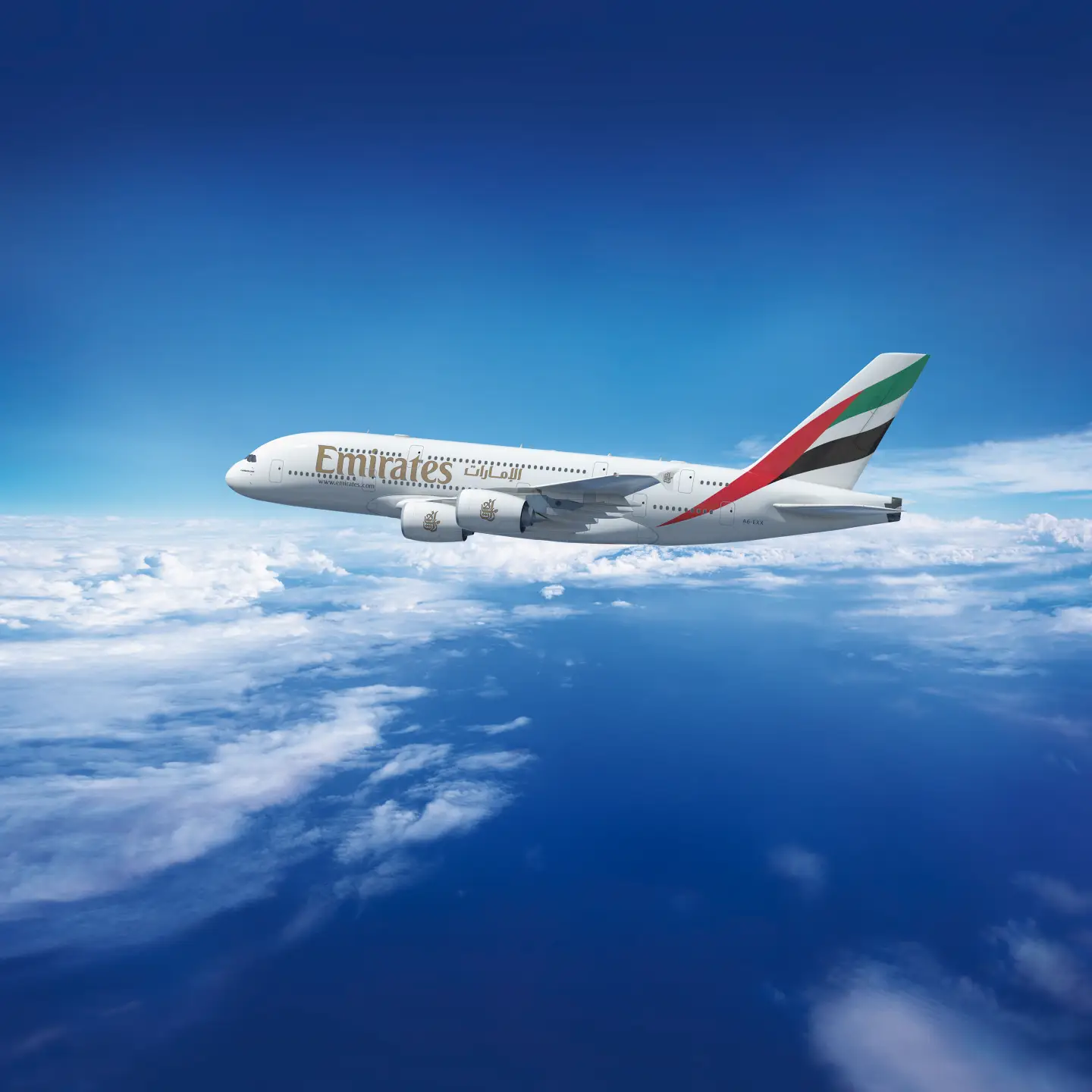 Letadlo Emirates na modré obloze