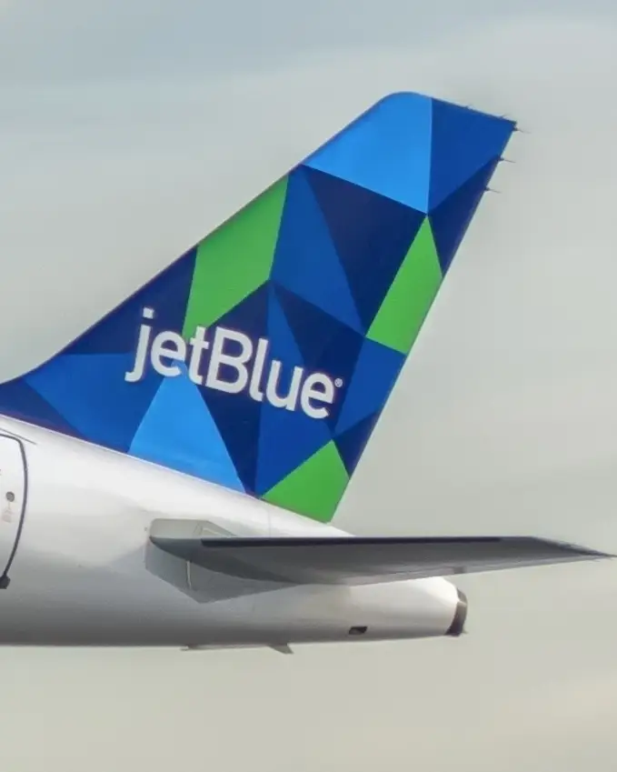 Cola de avión de JetBlue con logotipo
