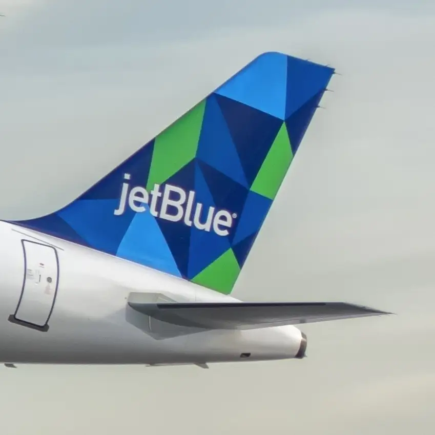 Cola de avión de JetBlue con logotipo