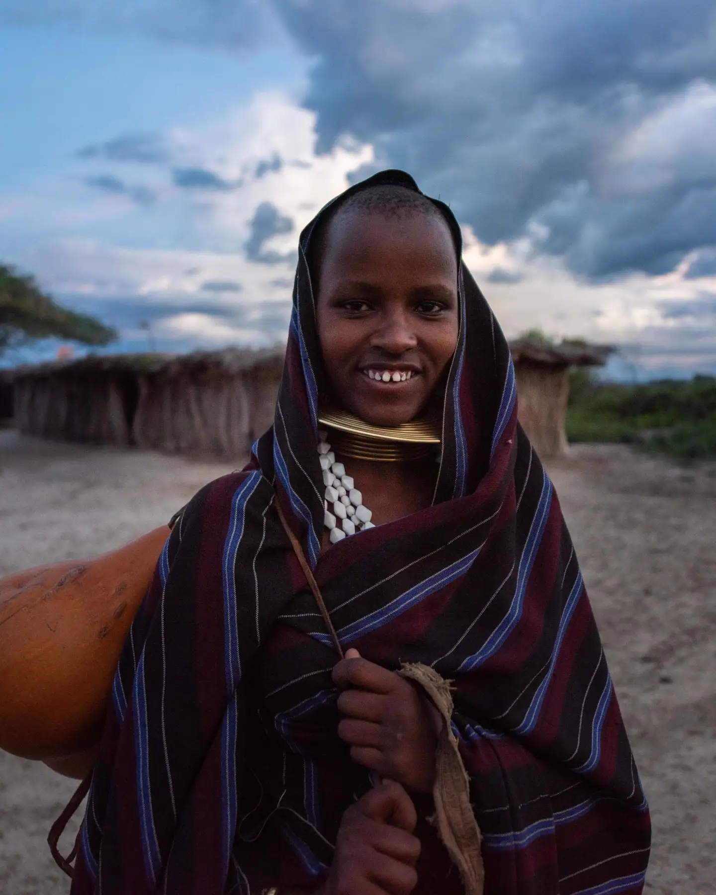Een vrouw uit Noord-Tanzania is op weg om de dieren te melken.