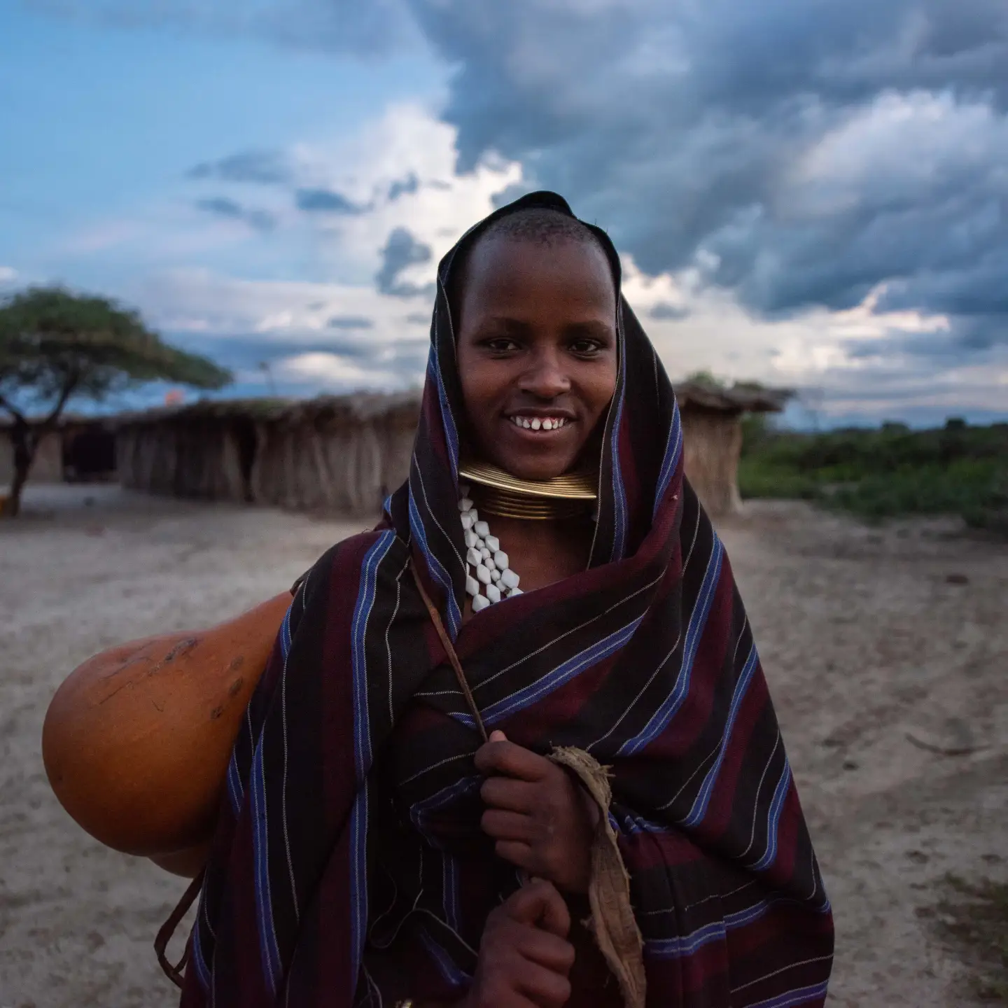 Une femme du nord de la Tanzanie se rend à la traite des animaux.