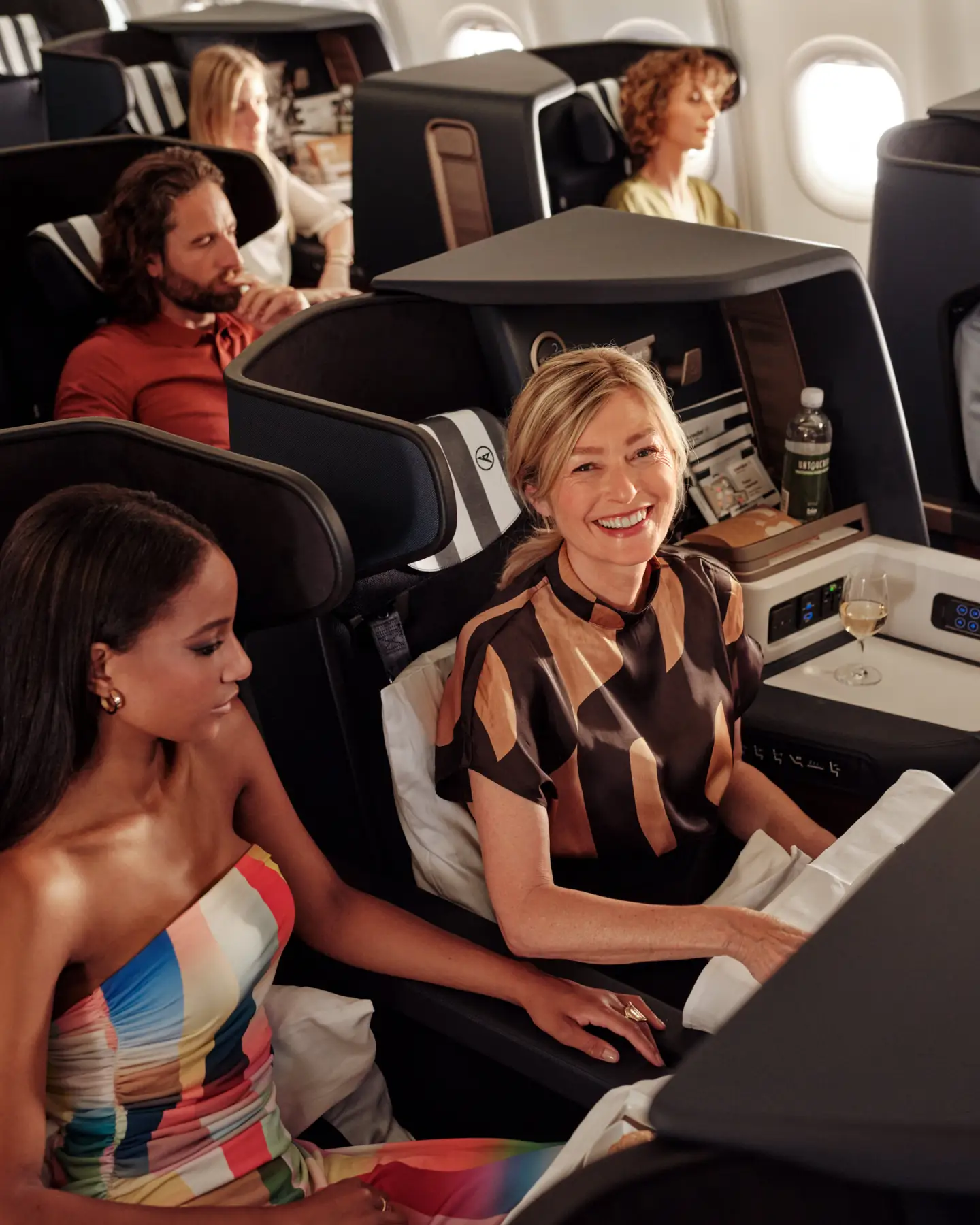 Dos mujeres sentadas en Business Class a bordo de un avión de Condor.