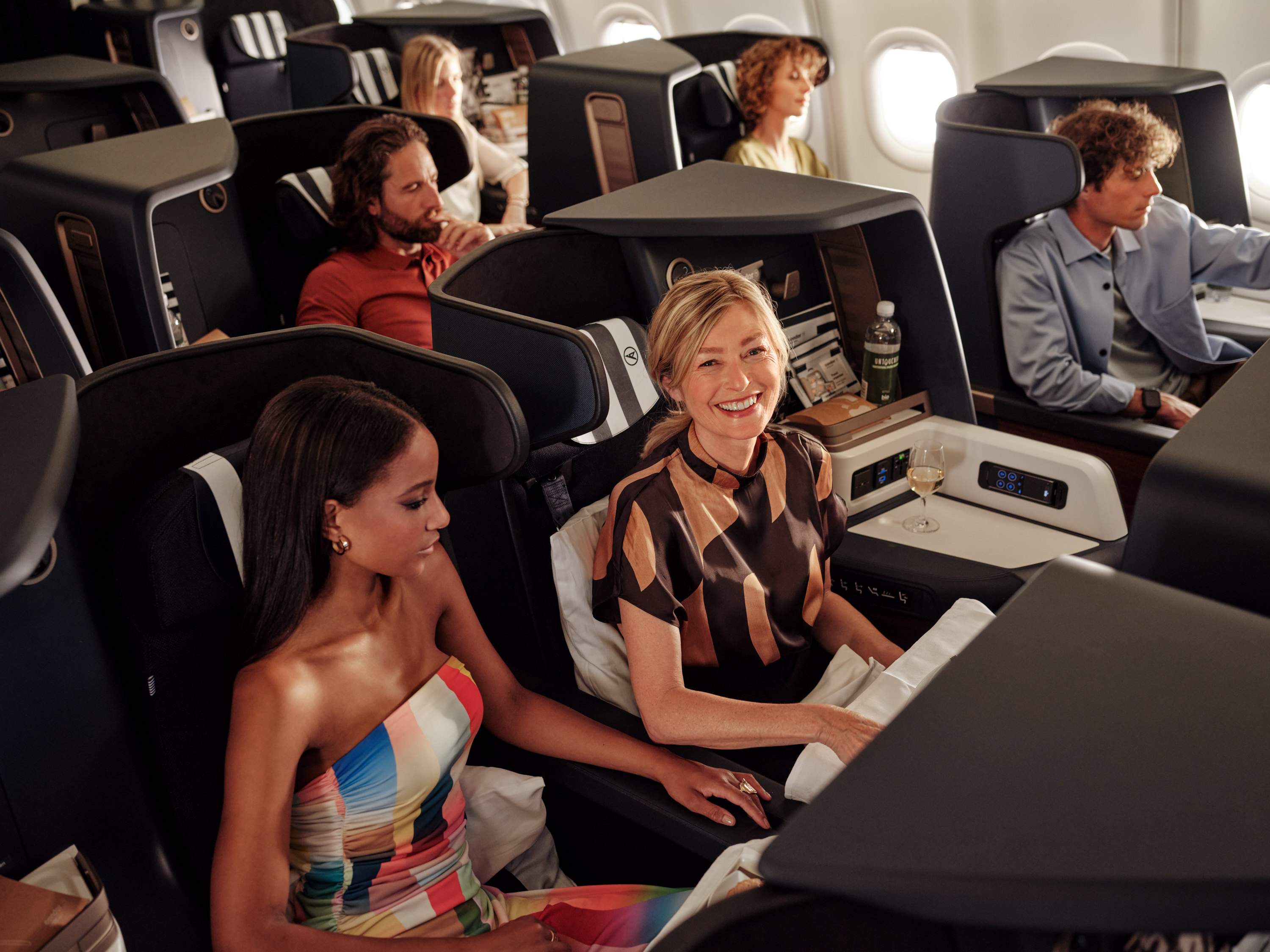 Két nő ül egy Condor repülőgép Business Class osztályán.