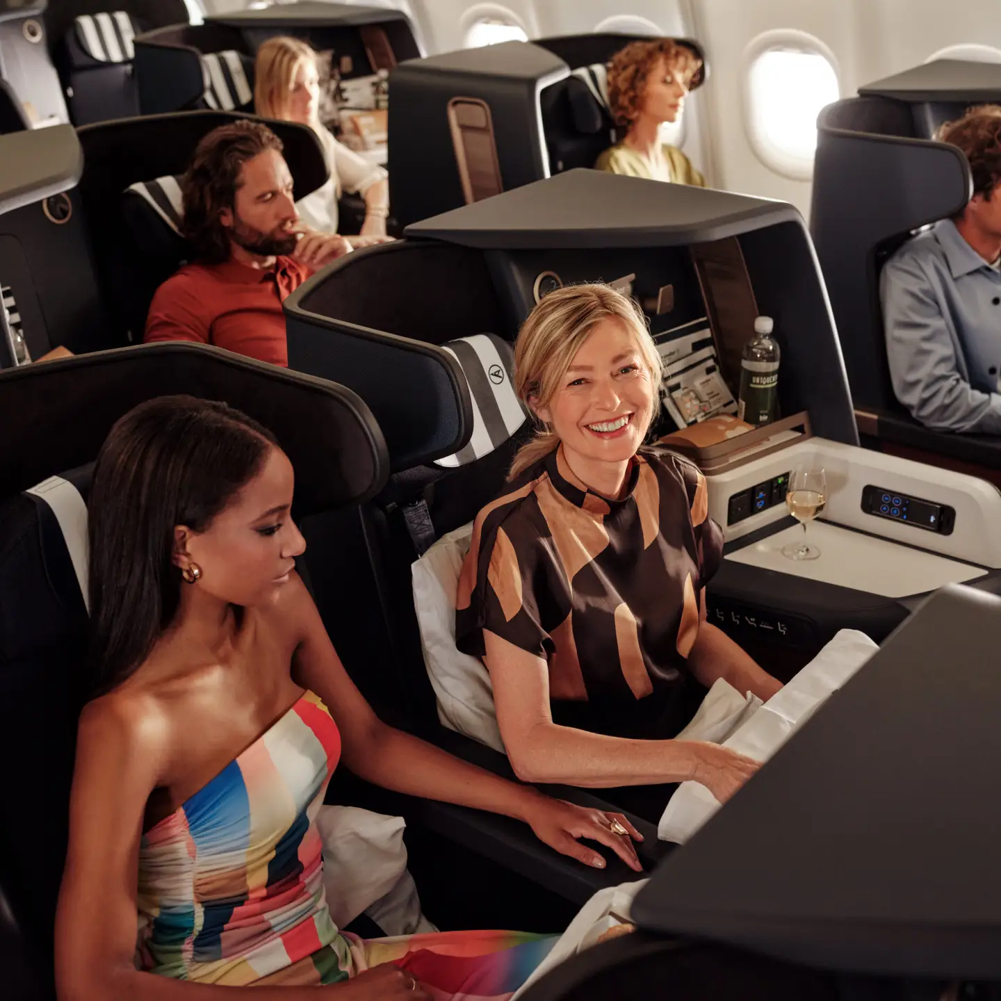 Két nő ül egy Condor repülőgép Business Class osztályán.