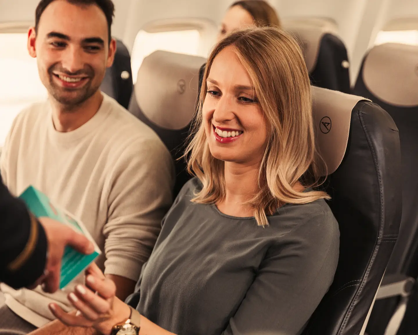 Una pareja mira los perfumes de la tienda a bordo desde sus asientos en el avión.