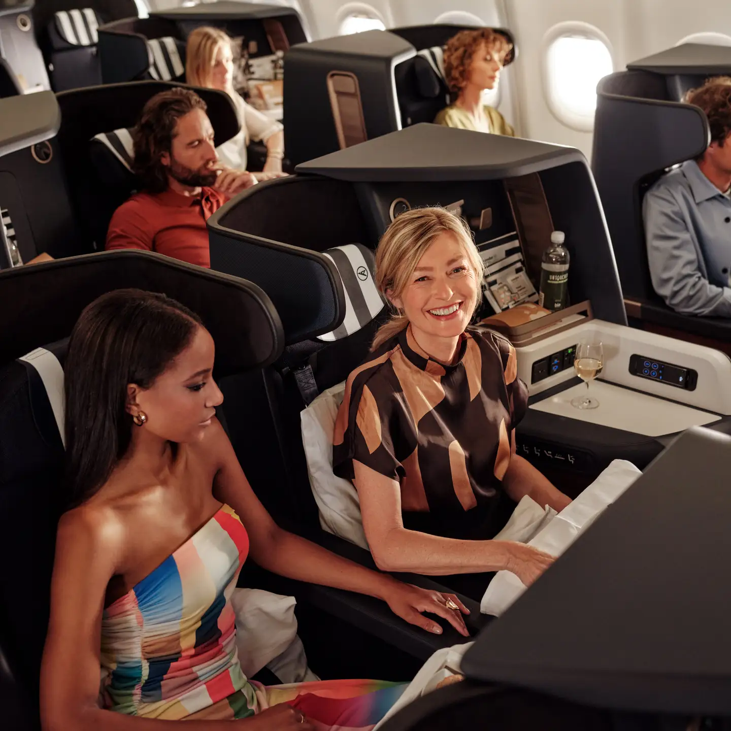 Dos mujeres sentadas en Business Class a bordo de un avión de Condor.