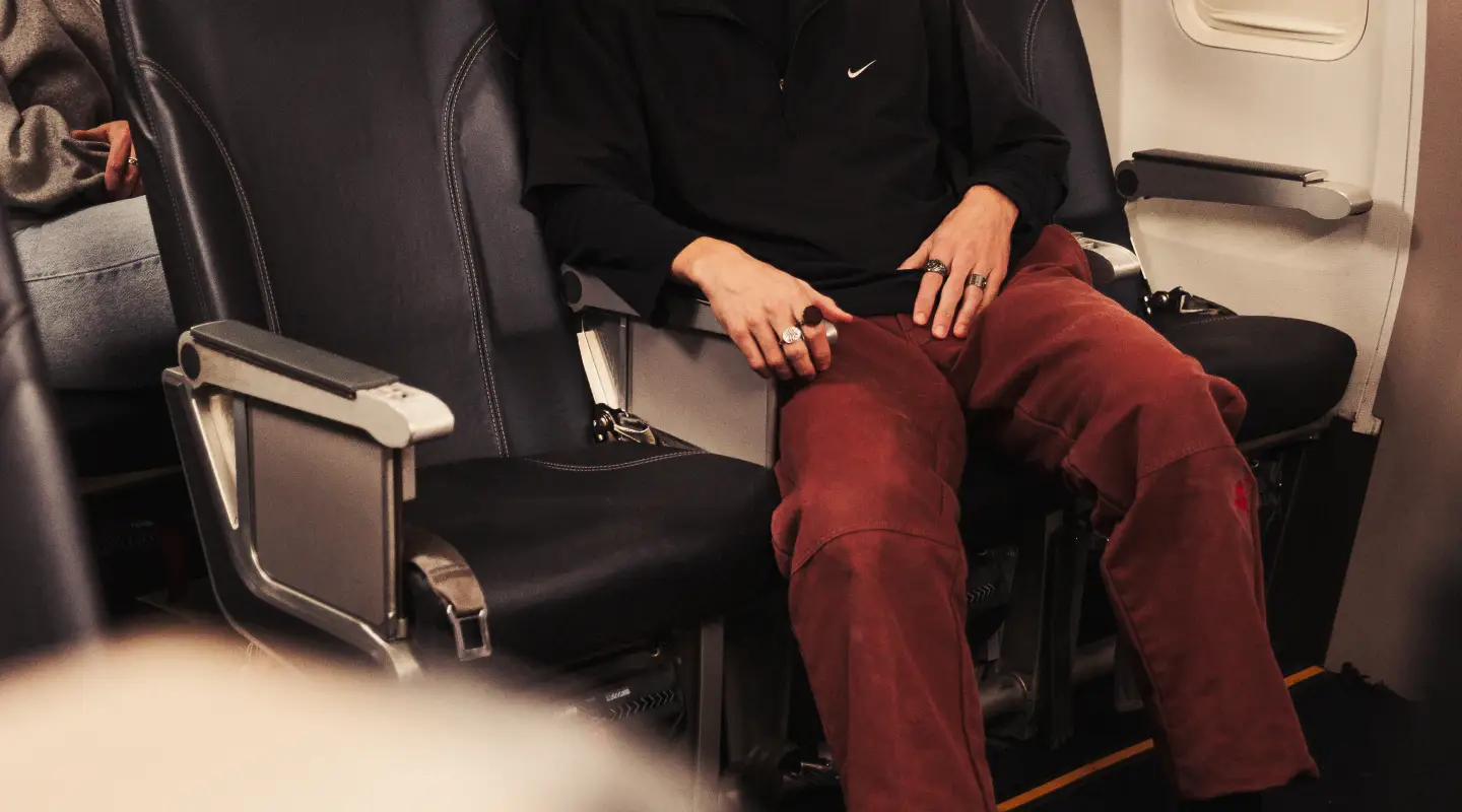 Un uomo dorme su un XL Seat