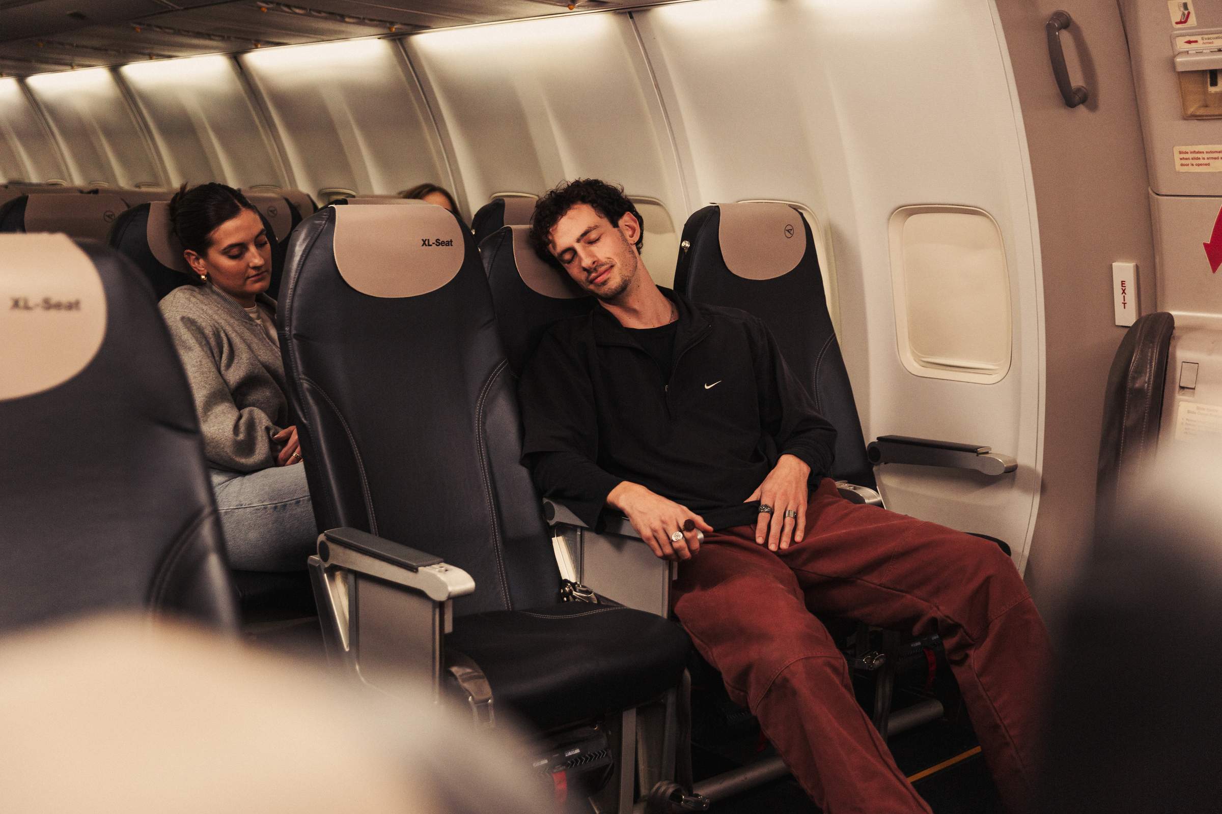 Un hombre duerme en un XL Seat