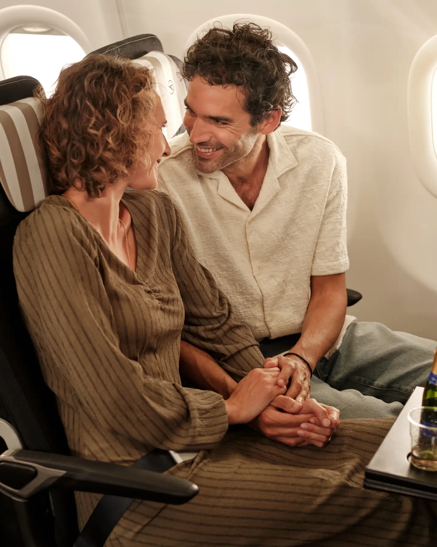 Una pareja en Condor Premium Economy Class disfruta del vuelo