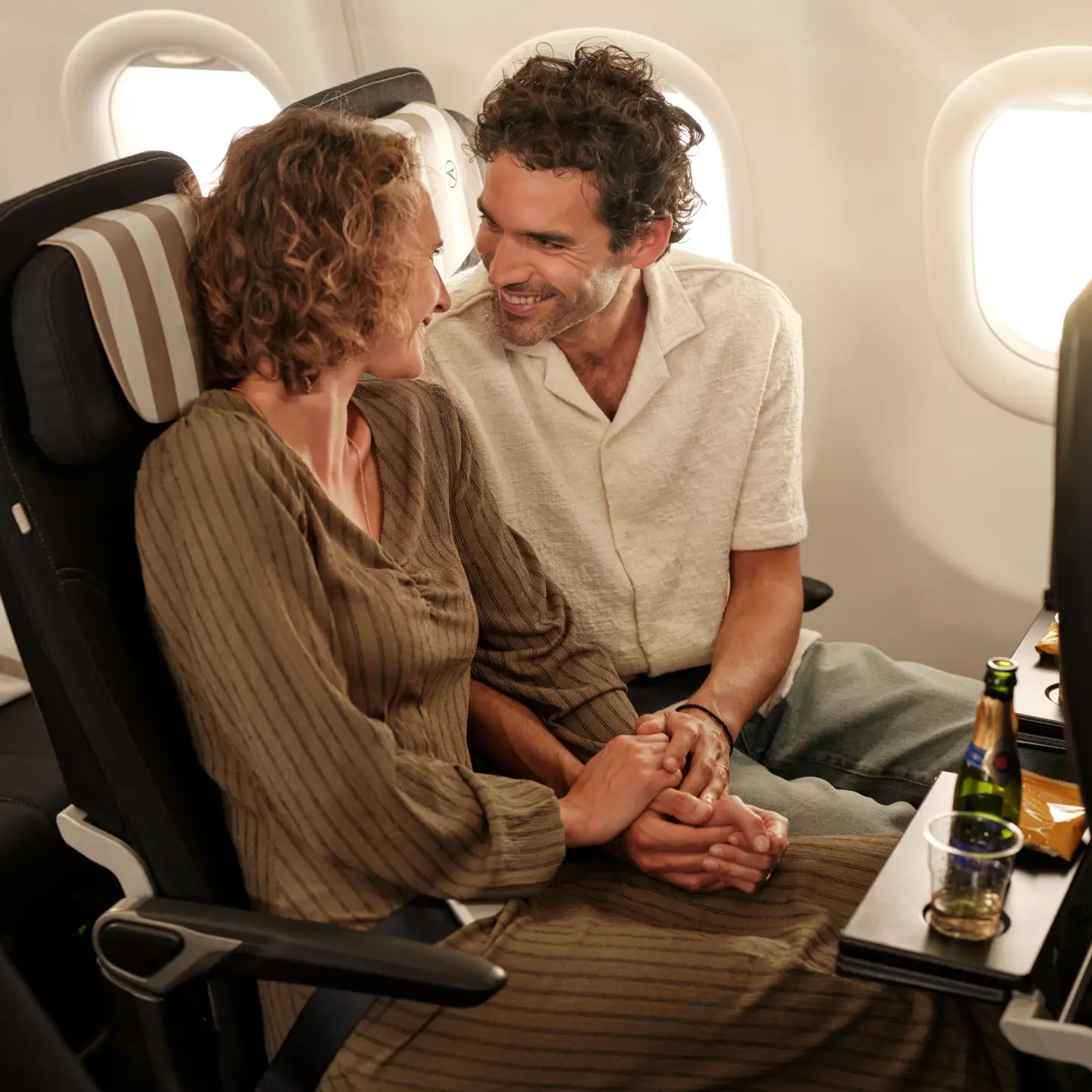 Ein Paar in der Condor Premium Economy Class genießt den Flug