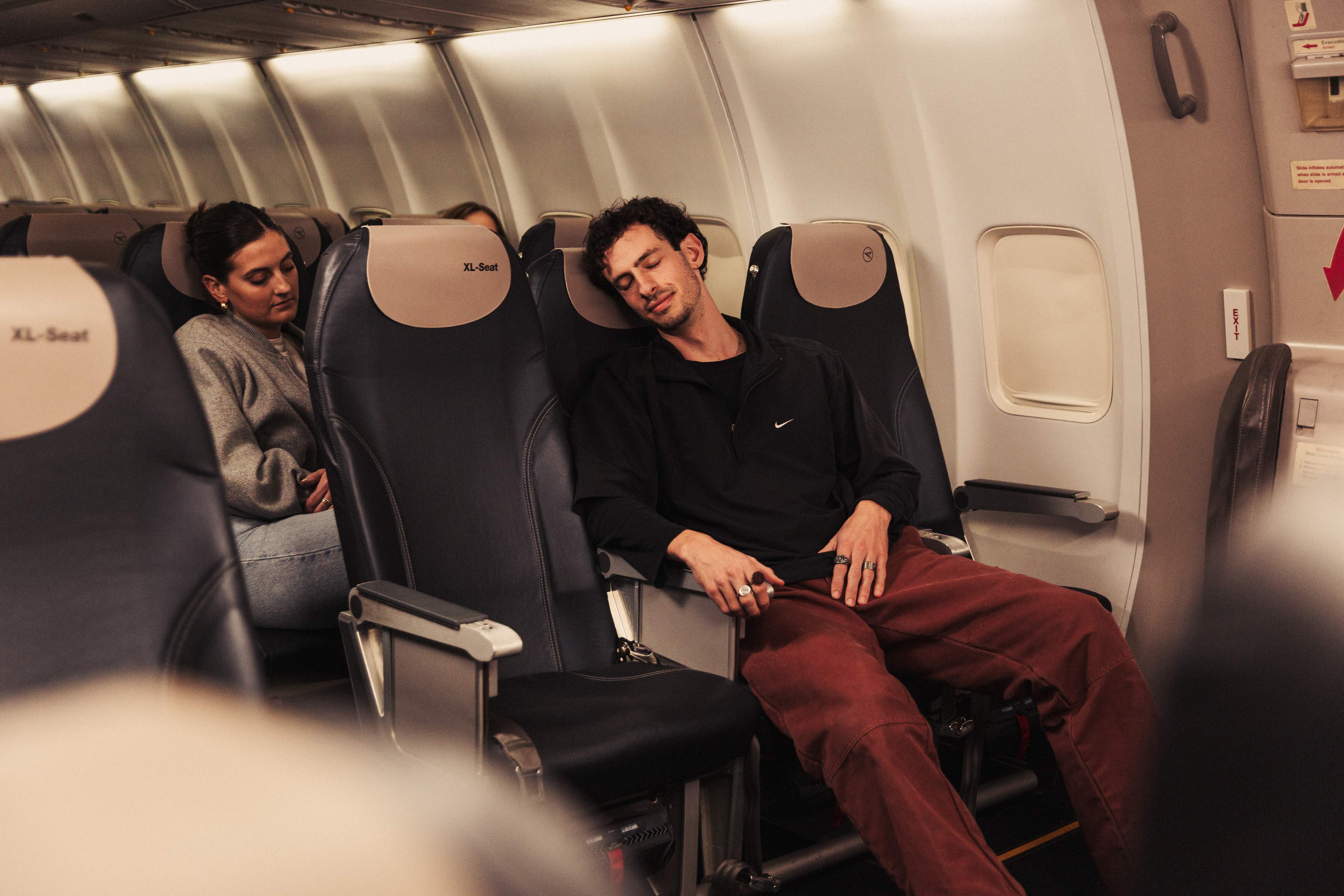 Un hombre duerme en un asiento XL