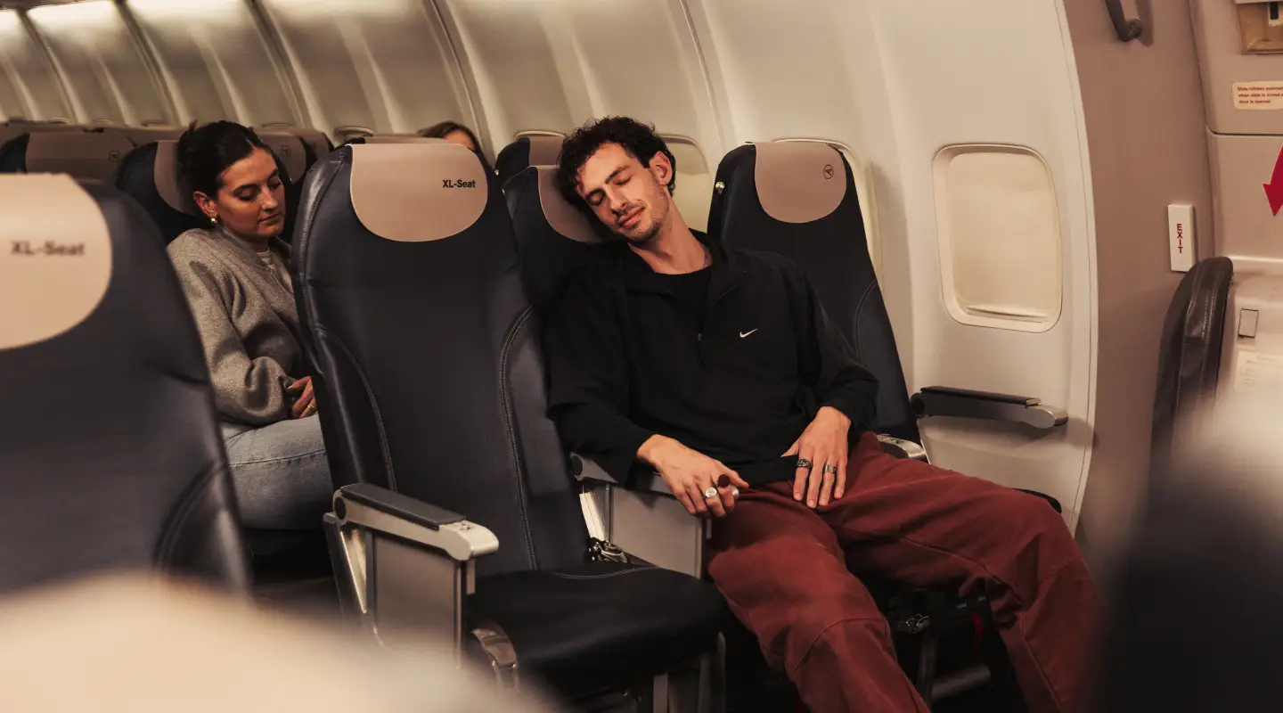 Un hombre duerme en un asiento XL