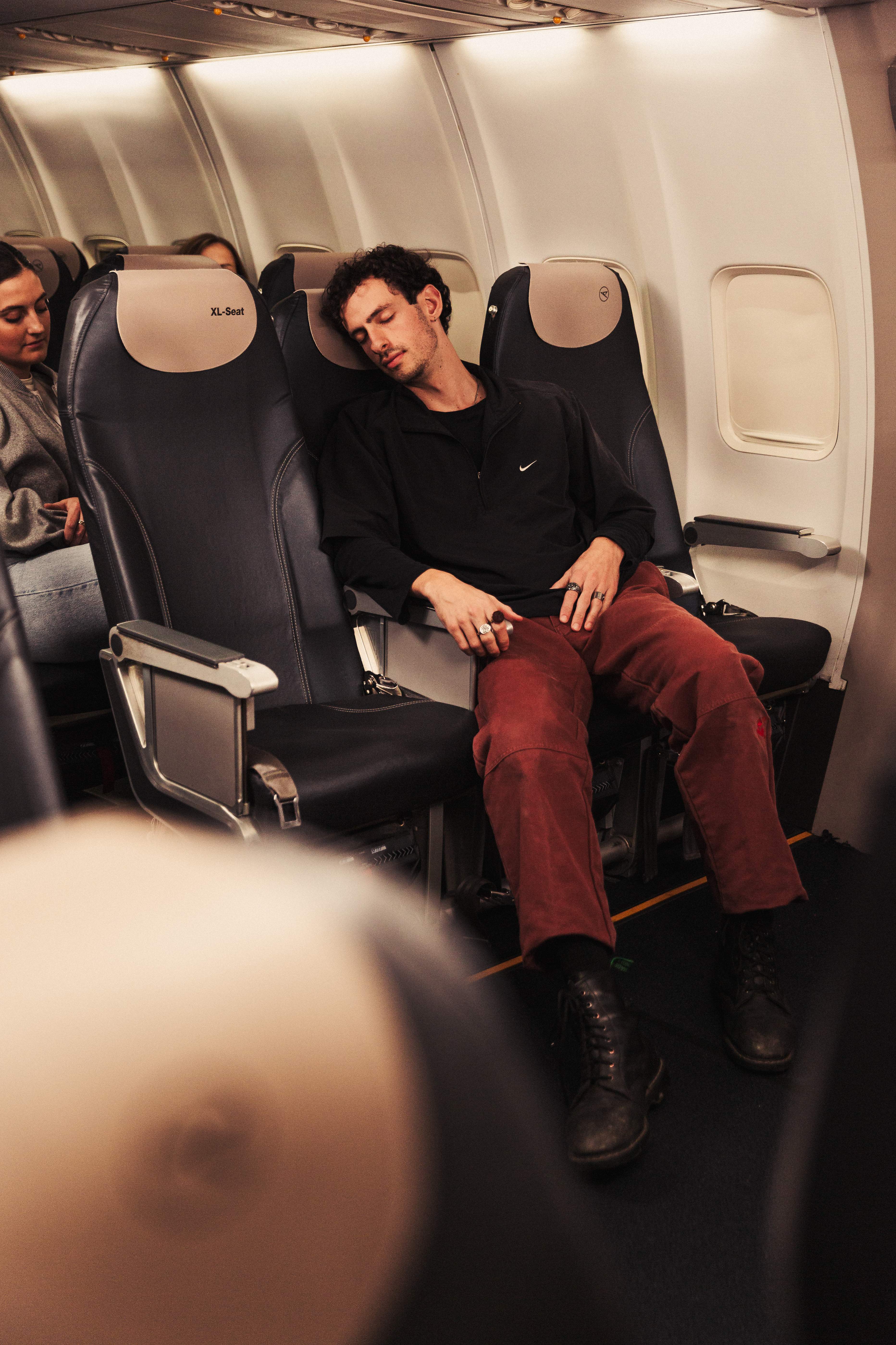 Un hombre duerme en un asiento XL