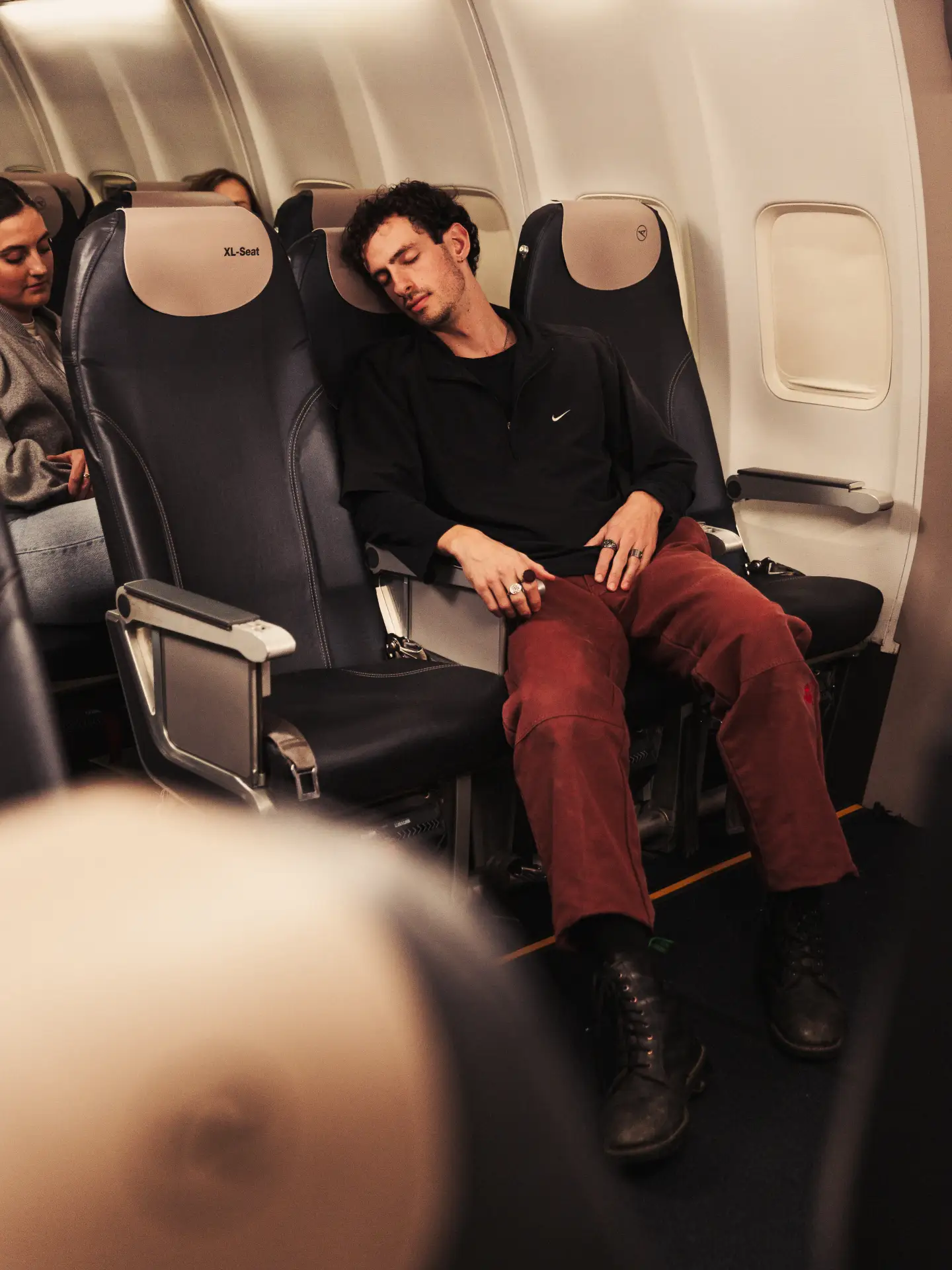 Un hombre duerme en un asiento XL