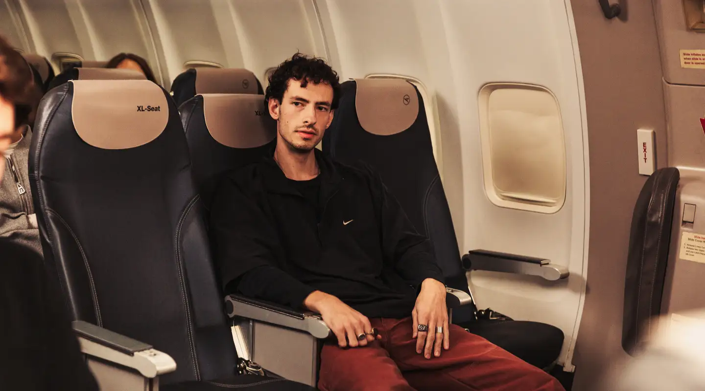 Un hombre está sentado relajadamente en un XL Seat