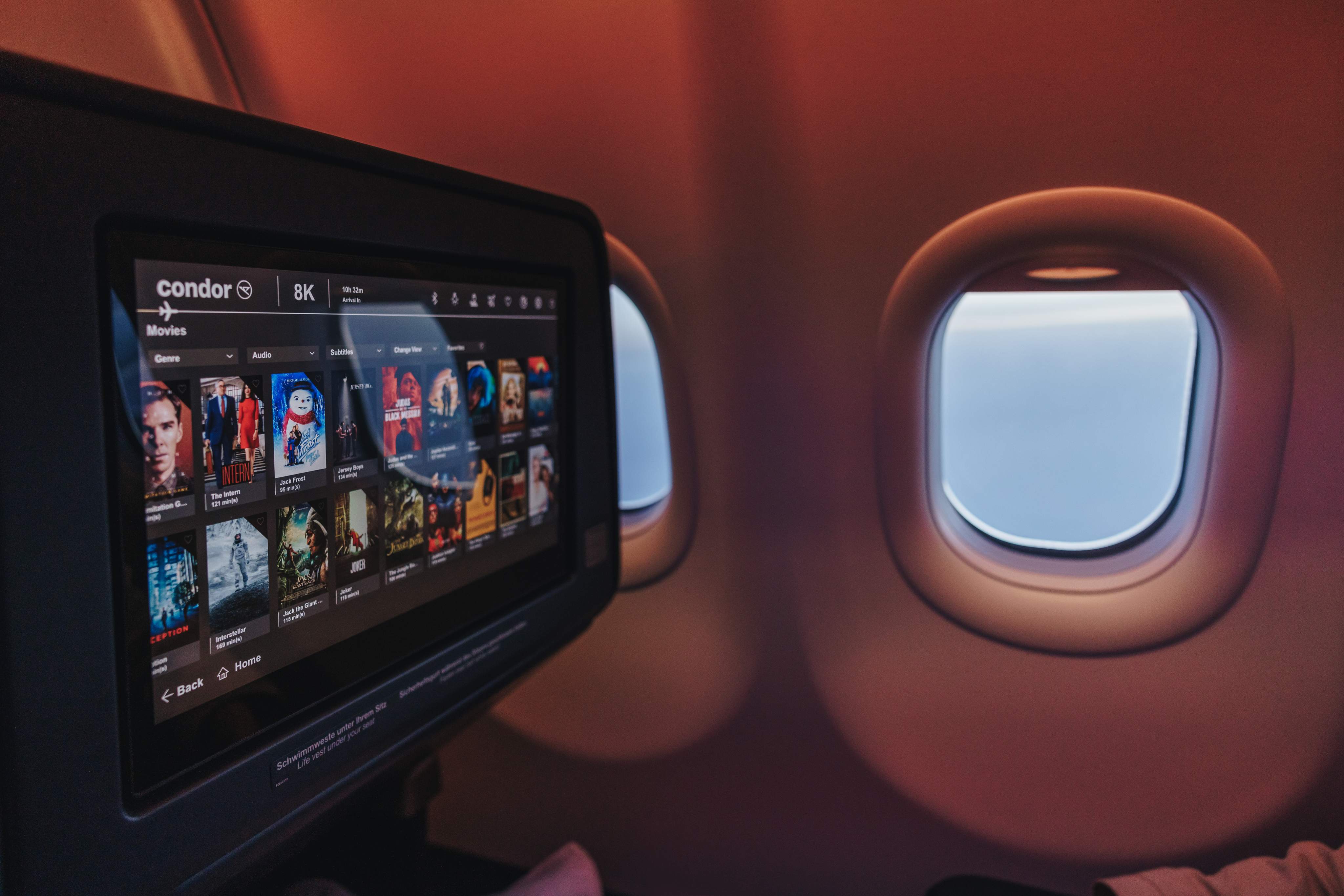 Pantalla con la oferta de entretenimiento a bordo de un avión Condor.