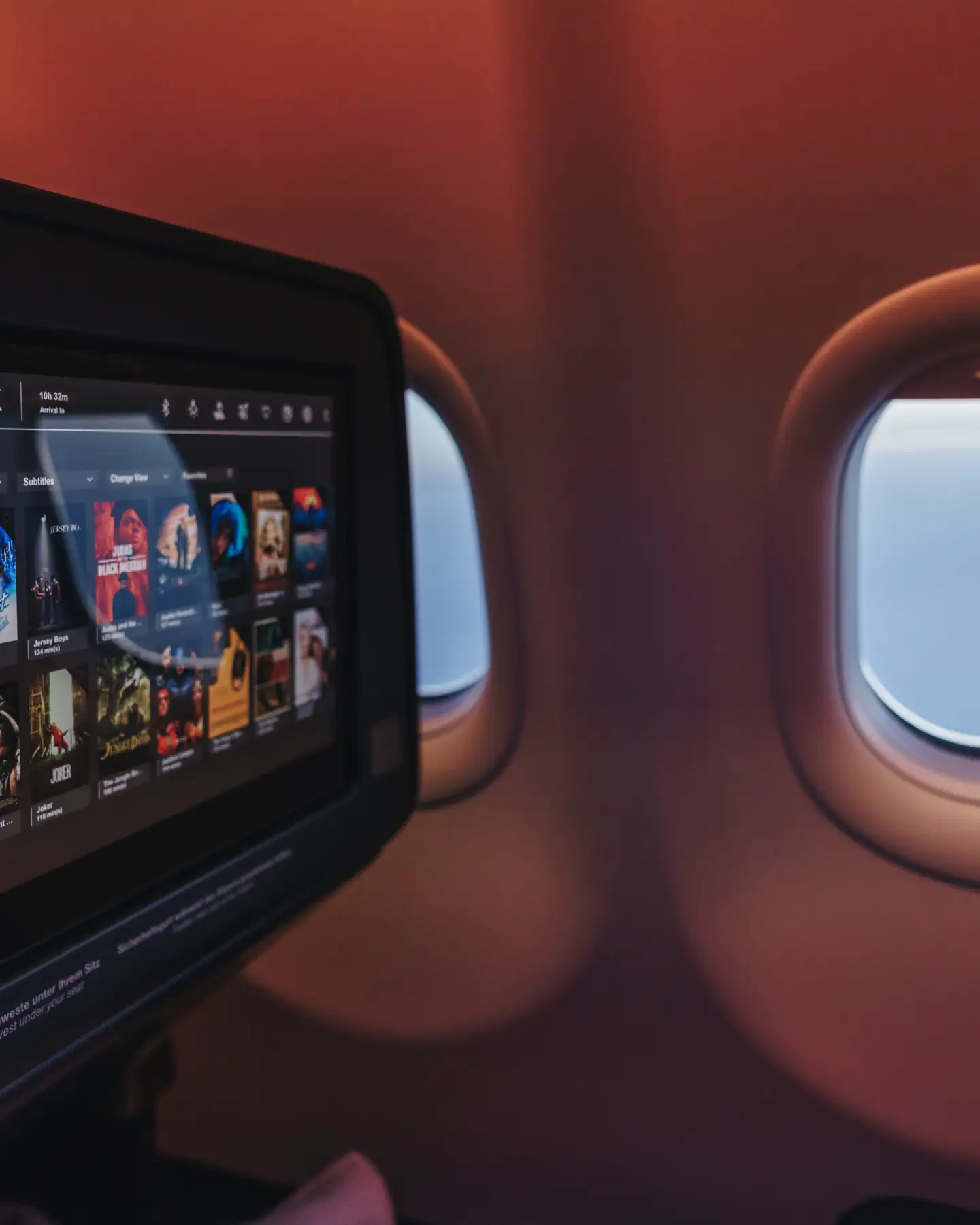 Pantalla con la oferta de entretenimiento a bordo de un avión Condor.