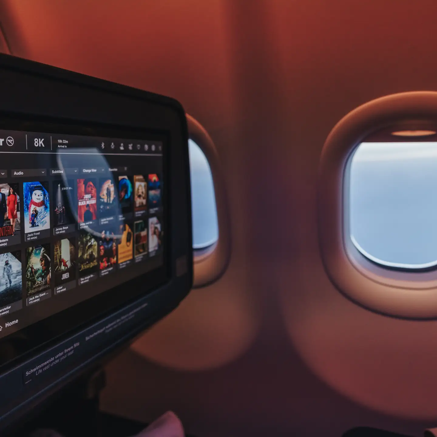 Pantalla con la oferta de entretenimiento a bordo de un avión Condor.