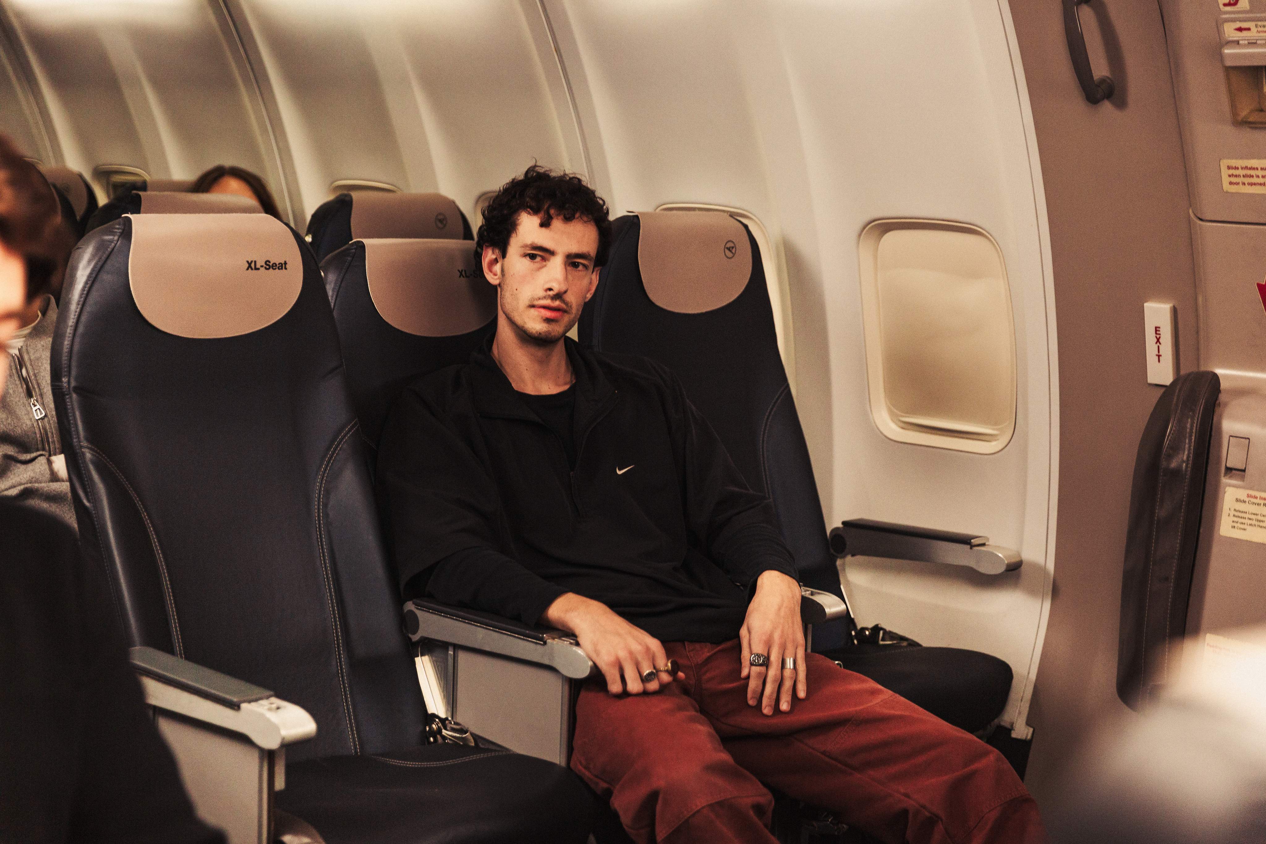 Un homme assis se détend sur un XL Seat.