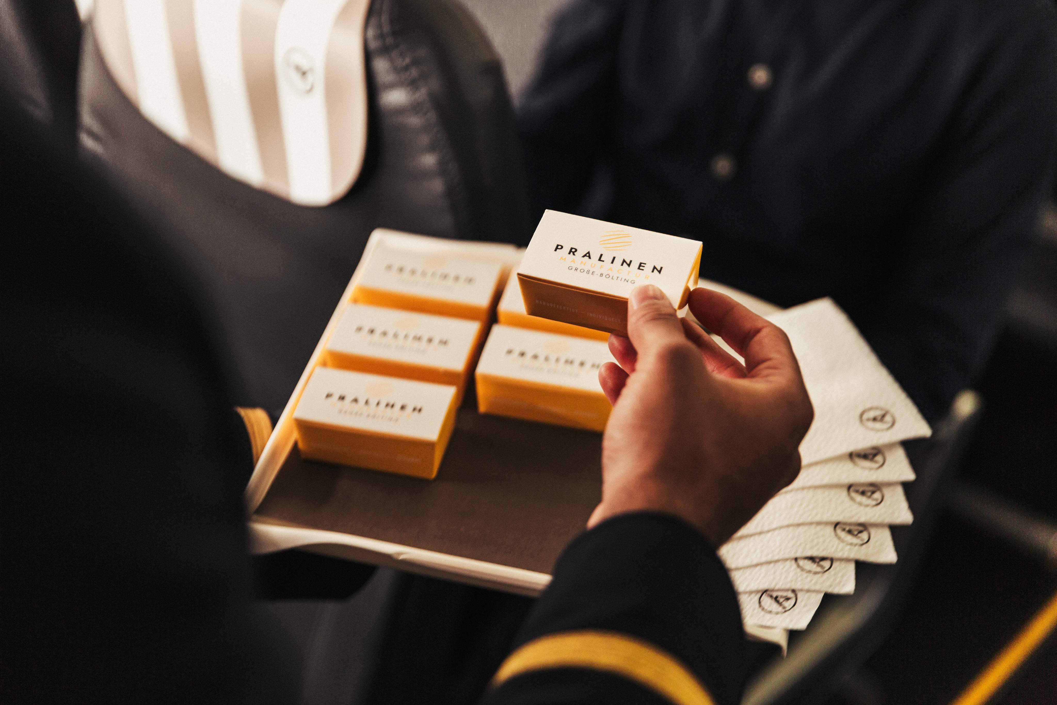 Un passager tient des boîtes de chocolats dans ses mains