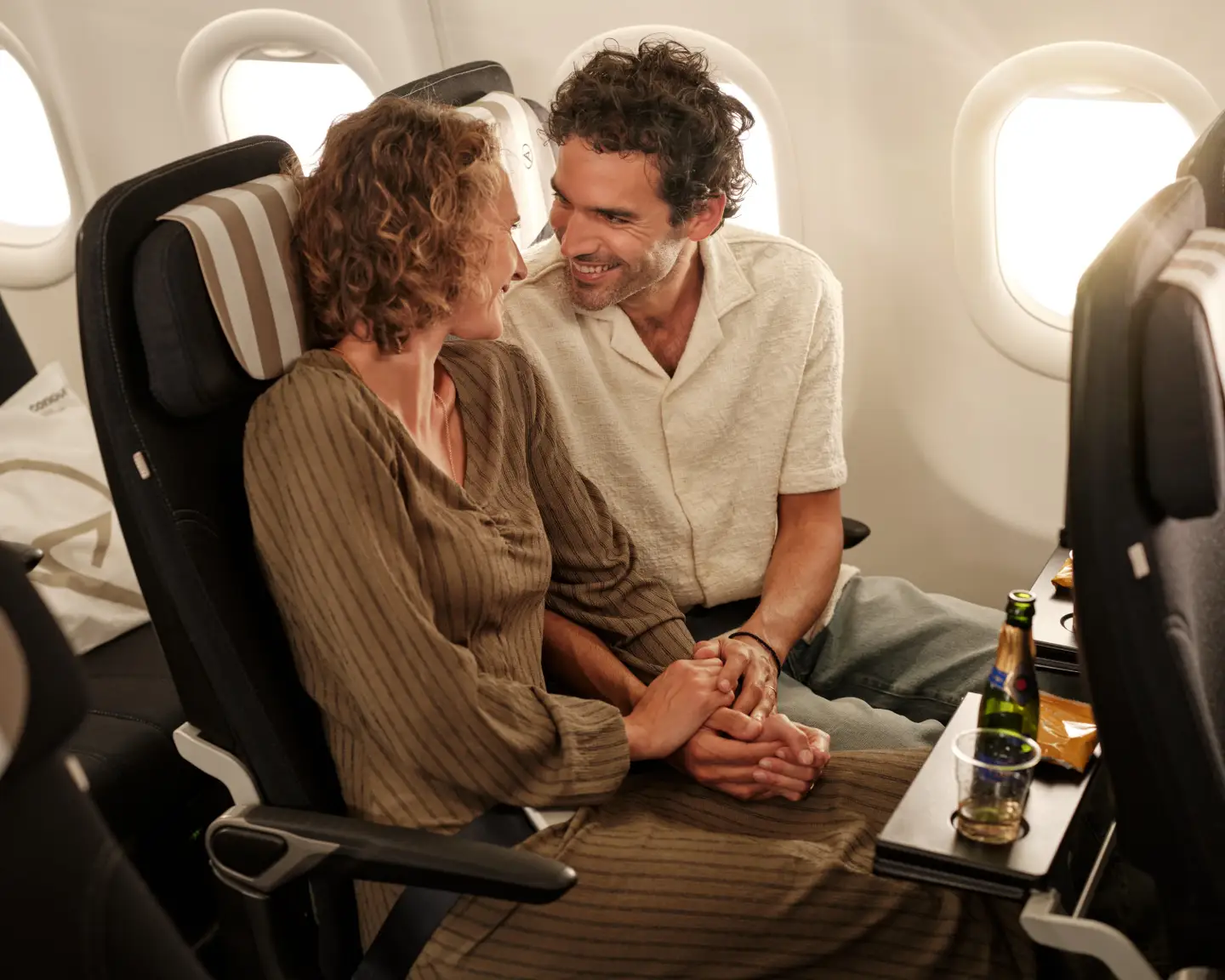 Un couple en classe Premium Economy Class Condor profite du vol